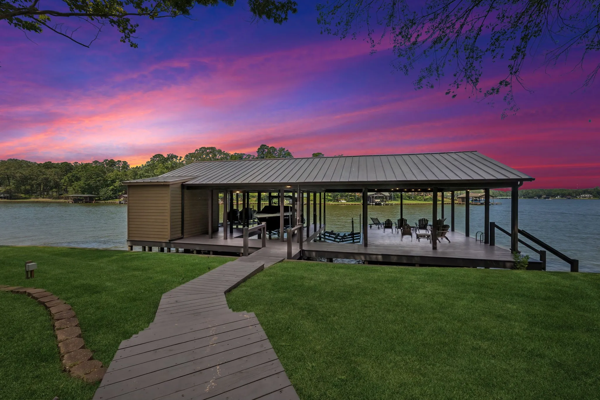 Single Family Residence For Sale in Franklin (TX) County , 275 S Park Road, Scroggins, Texas 75480, 3 Bedroom, 3 Bathroom, Garage spaces, 2,630 Sqft, built in 2005, mls#21340537, Real Estate Agent in Scroggins, Homes For Sale in Franklin (TX) county, Homes For Sale in Scroggins, Realtor in Scroggins Texas, Real Estate Brokerage Independent Realty Texas, Luminita Cordes Realtor