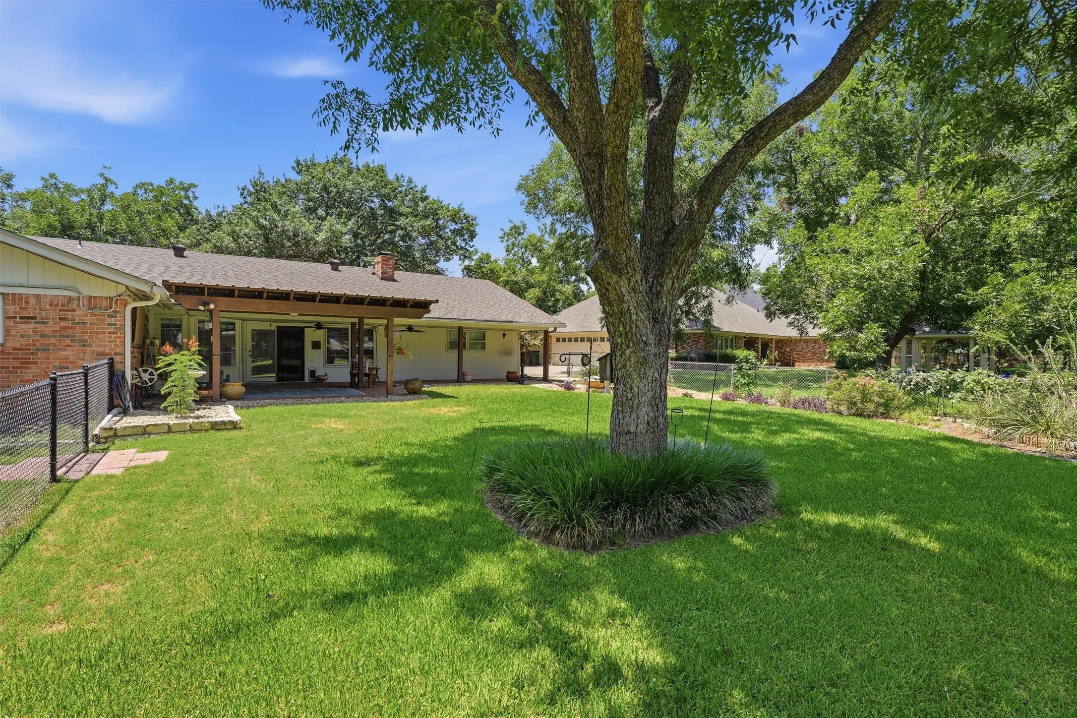 Single Family Residence For Sale in Hood County , 6107 Belvidere Circle, Granbury, Texas 76049, 3 Bedroom, 2 Bathroom, 3 Garage spaces, 2,402 Sqft, built in 1974, mls#21343452, Real Estate Agent in Granbury, Homes For Sale in Hood county, Homes For Sale in Granbury, Realtor in Granbury Texas, Real Estate Brokerage Independent Realty Texas, Luminita Cordes Realtor