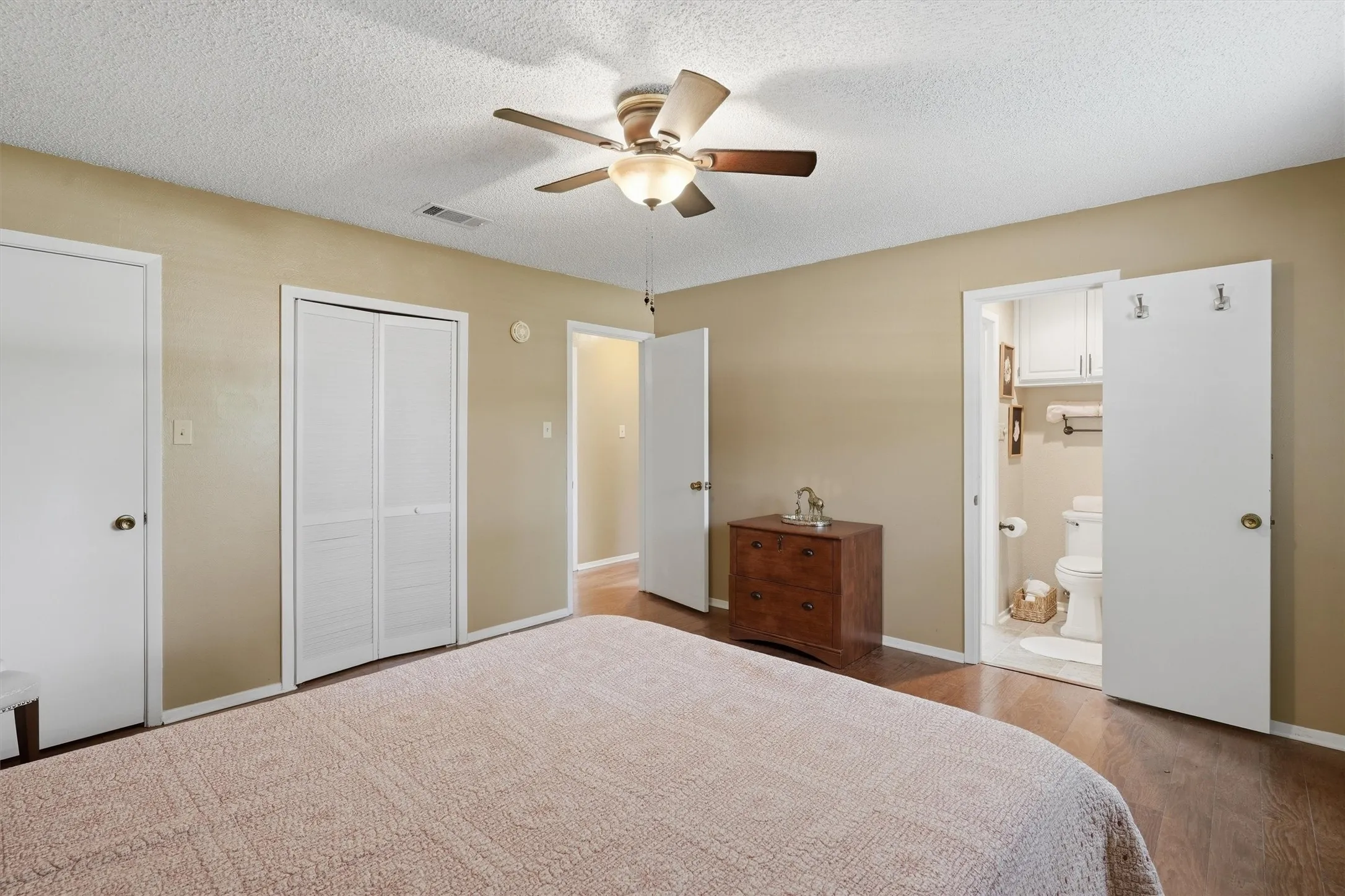 Interior room featuring wood flooring and a ceiling fan