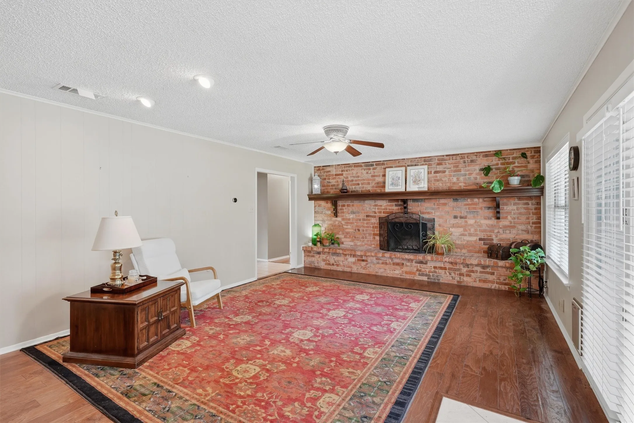 Single Family Residence For Sale in Hood County , 6107 Belvidere Circle, Granbury, Texas 76049, 3 Bedroom, 2 Bathroom, 3 Garage spaces, 2,402 Sqft, built in 1974, mls#21343452, Real Estate Agent in Granbury, Homes For Sale in Hood county, Homes For Sale in Granbury, Realtor in Granbury Texas, Real Estate Brokerage Independent Realty Texas, Luminita Cordes Realtor