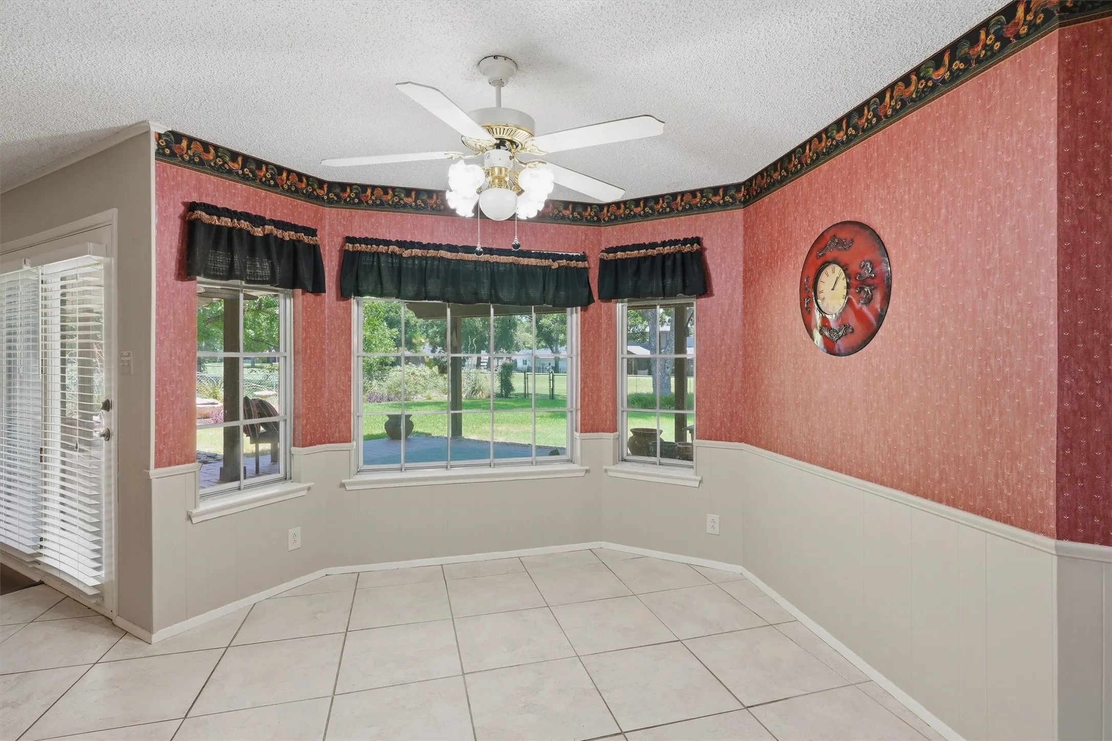 Single Family Residence For Sale in Hood County , 6107 Belvidere Circle, Granbury, Texas 76049, 3 Bedroom, 2 Bathroom, 3 Garage spaces, 2,402 Sqft, built in 1974, mls#21343452, Real Estate Agent in Granbury, Homes For Sale in Hood county, Homes For Sale in Granbury, Realtor in Granbury Texas, Real Estate Brokerage Independent Realty Texas, Luminita Cordes Realtor