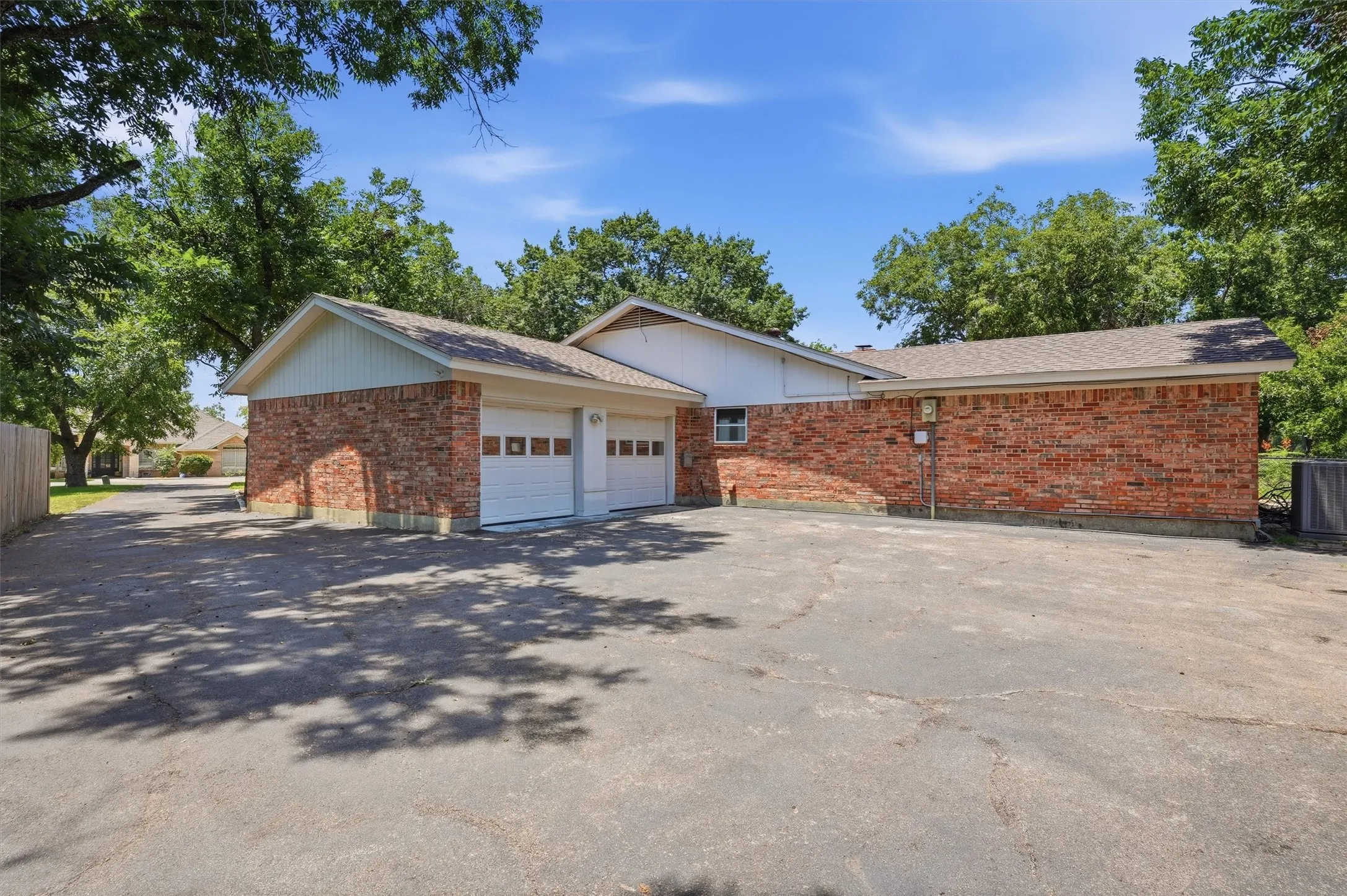Single Family Residence For Sale in Hood County , 6107 Belvidere Circle, Granbury, Texas 76049, 3 Bedroom, 2 Bathroom, 3 Garage spaces, 2,402 Sqft, built in 1974, mls#21343452, Real Estate Agent in Granbury, Homes For Sale in Hood county, Homes For Sale in Granbury, Realtor in Granbury Texas, Real Estate Brokerage Independent Realty Texas, Luminita Cordes Realtor