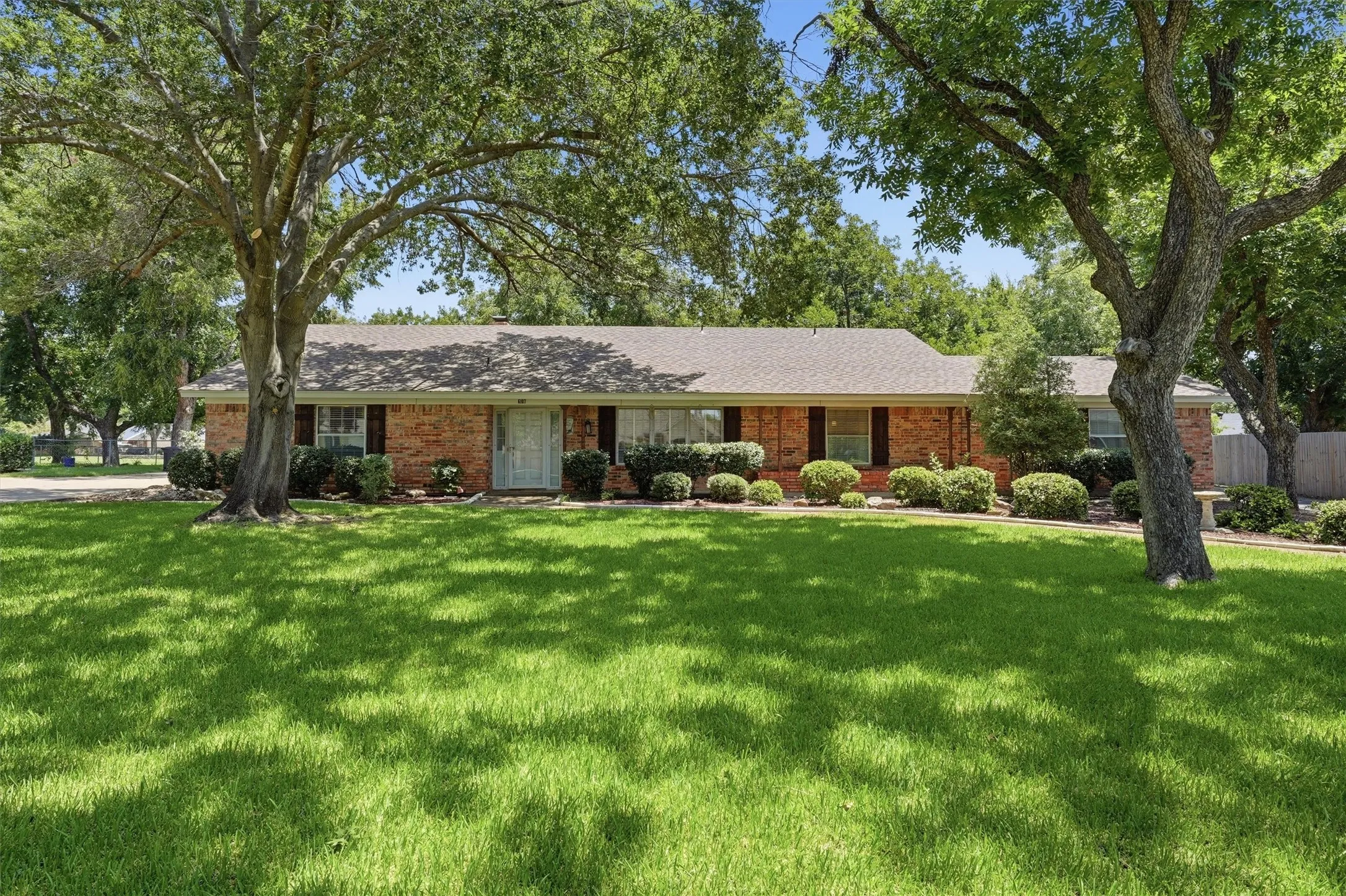 Single Family Residence For Sale in Hood County , 6107 Belvidere Circle, Granbury, Texas 76049, 3 Bedroom, 2 Bathroom, 3 Garage spaces, 2,402 Sqft, built in 1974, mls#21343452, Real Estate Agent in Granbury, Homes For Sale in Hood county, Homes For Sale in Granbury, Realtor in Granbury Texas, Real Estate Brokerage Independent Realty Texas, Luminita Cordes Realtor
