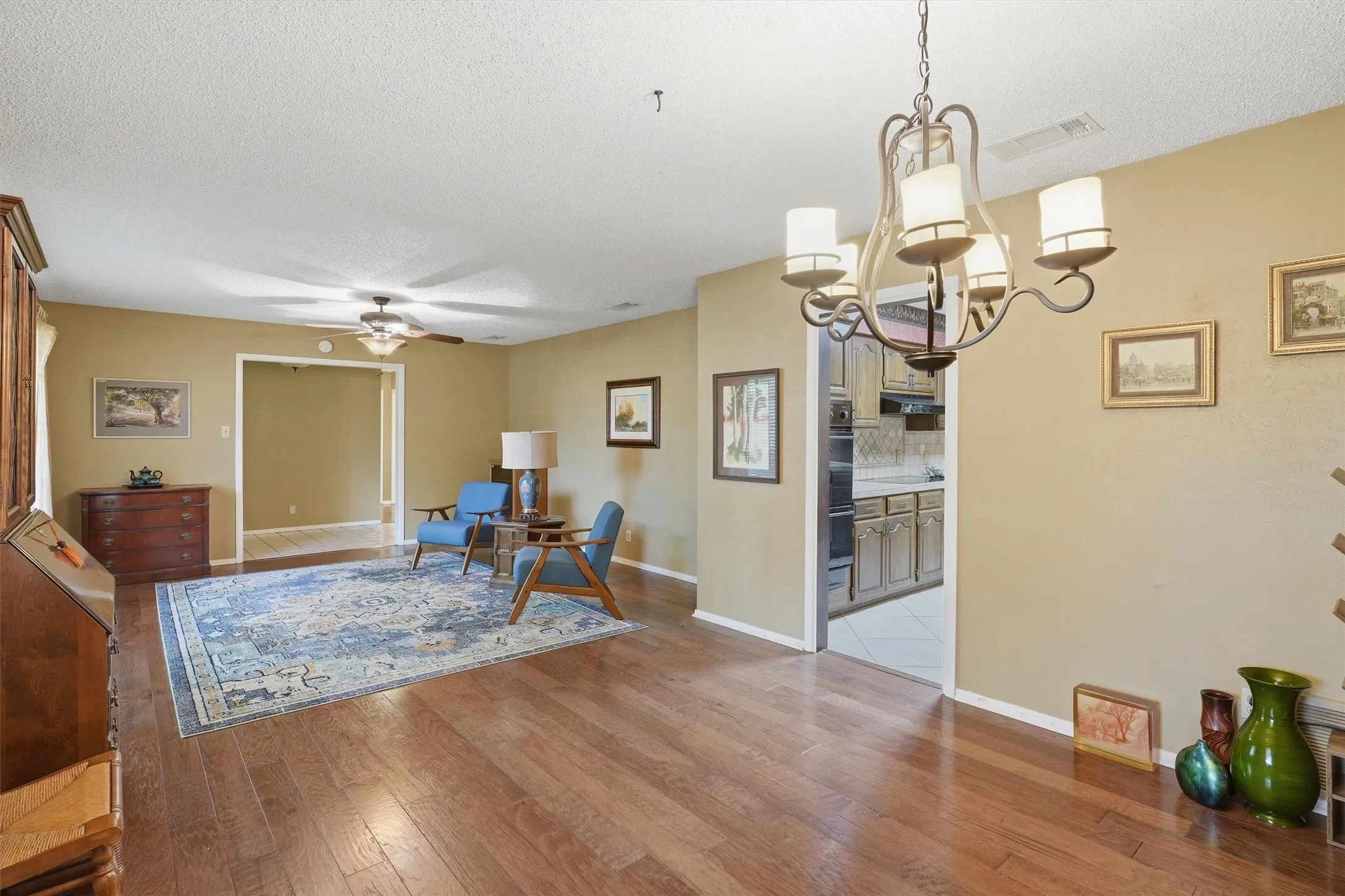 Single Family Residence For Sale in Hood County , 6107 Belvidere Circle, Granbury, Texas 76049, 3 Bedroom, 2 Bathroom, 3 Garage spaces, 2,402 Sqft, built in 1974, mls#21343452, Real Estate Agent in Granbury, Homes For Sale in Hood county, Homes For Sale in Granbury, Realtor in Granbury Texas, Real Estate Brokerage Independent Realty Texas, Luminita Cordes Realtor