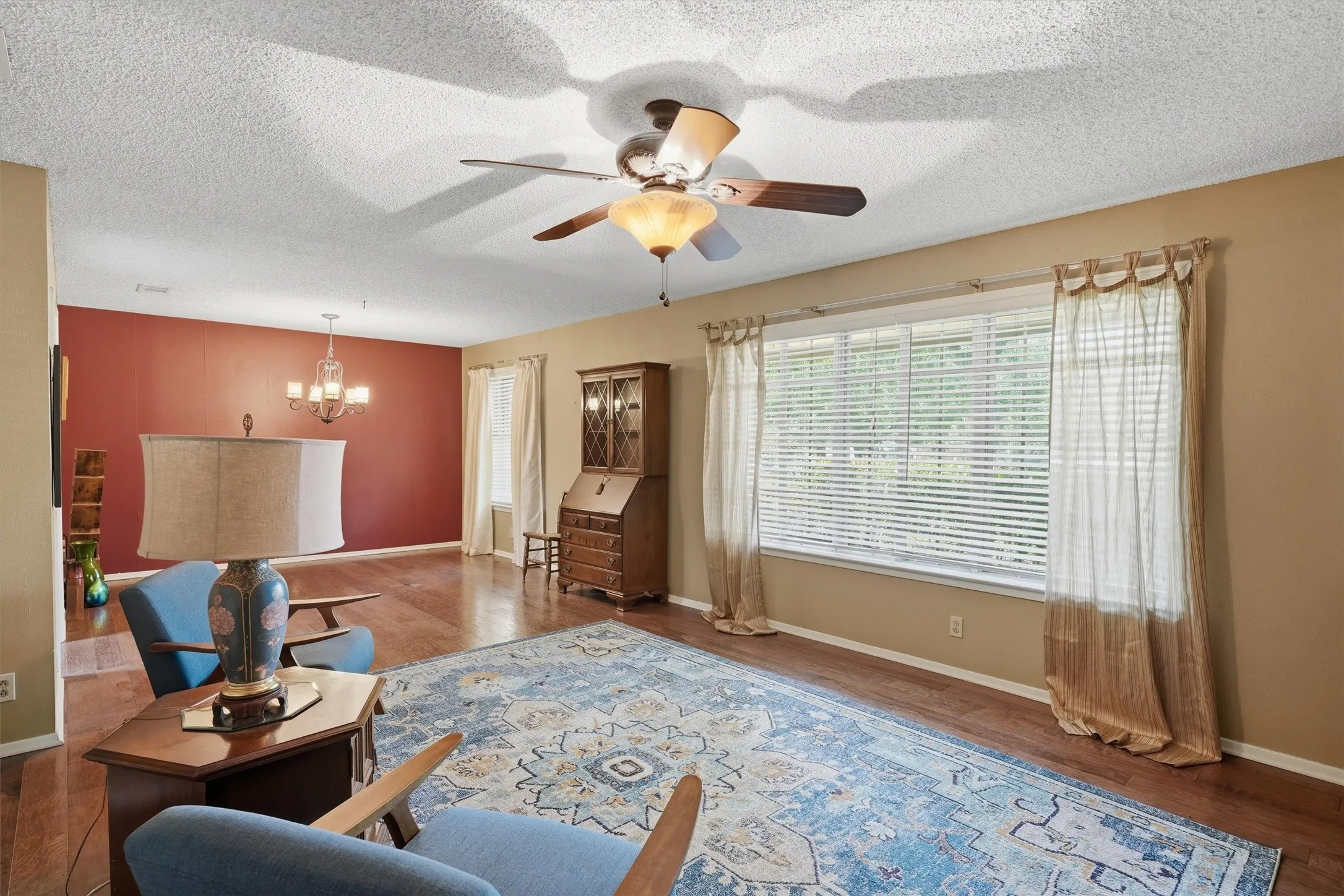 Single Family Residence For Sale in Hood County , 6107 Belvidere Circle, Granbury, Texas 76049, 3 Bedroom, 2 Bathroom, 3 Garage spaces, 2,402 Sqft, built in 1974, mls#21343452, Real Estate Agent in Granbury, Homes For Sale in Hood county, Homes For Sale in Granbury, Realtor in Granbury Texas, Real Estate Brokerage Independent Realty Texas, Luminita Cordes Realtor