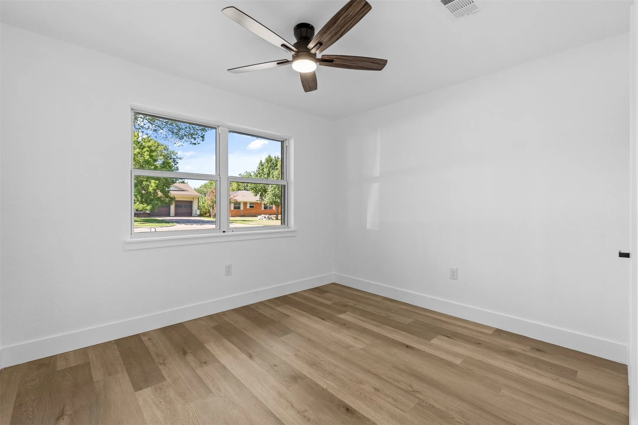 Single Family Residence For Sale in Dallas County , 3035 Mark Twain Drive, Farmers Branch, Texas 75234, 4 Bedroom, 2 Bathroom, 2 Garage spaces, 1,905 Sqft, built in 1957, mls#21343042, Real Estate Agent in Farmers Branch, Homes For Sale in Dallas county, Homes For Sale in Farmers Branch, Realtor in Farmers Branch Texas, Real Estate Brokerage Independent Realty Texas, Luminita Cordes Realtor