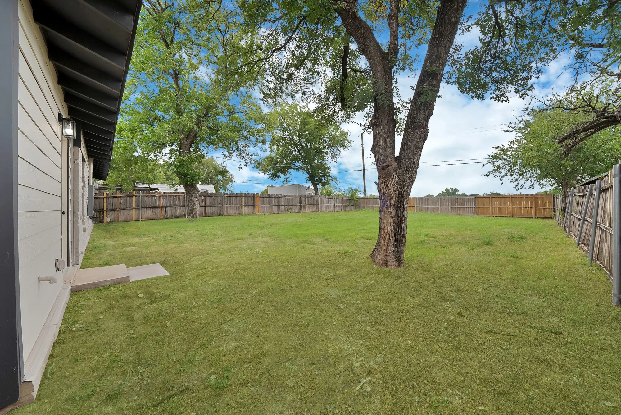Single Family Residence For Sale in Tarrant County , 6729 Wallis Road, Lake Worth, Texas 76135, 3 Bedroom, 2 Bathroom, Garage spaces, 1,185 Sqft, built in 1960, mls#21343077, Real Estate Agent in Lake Worth, Homes For Sale in Tarrant county, Homes For Sale in Lake Worth, Realtor in Lake Worth Texas, Real Estate Brokerage Independent Realty Texas, Luminita Cordes Realtor
