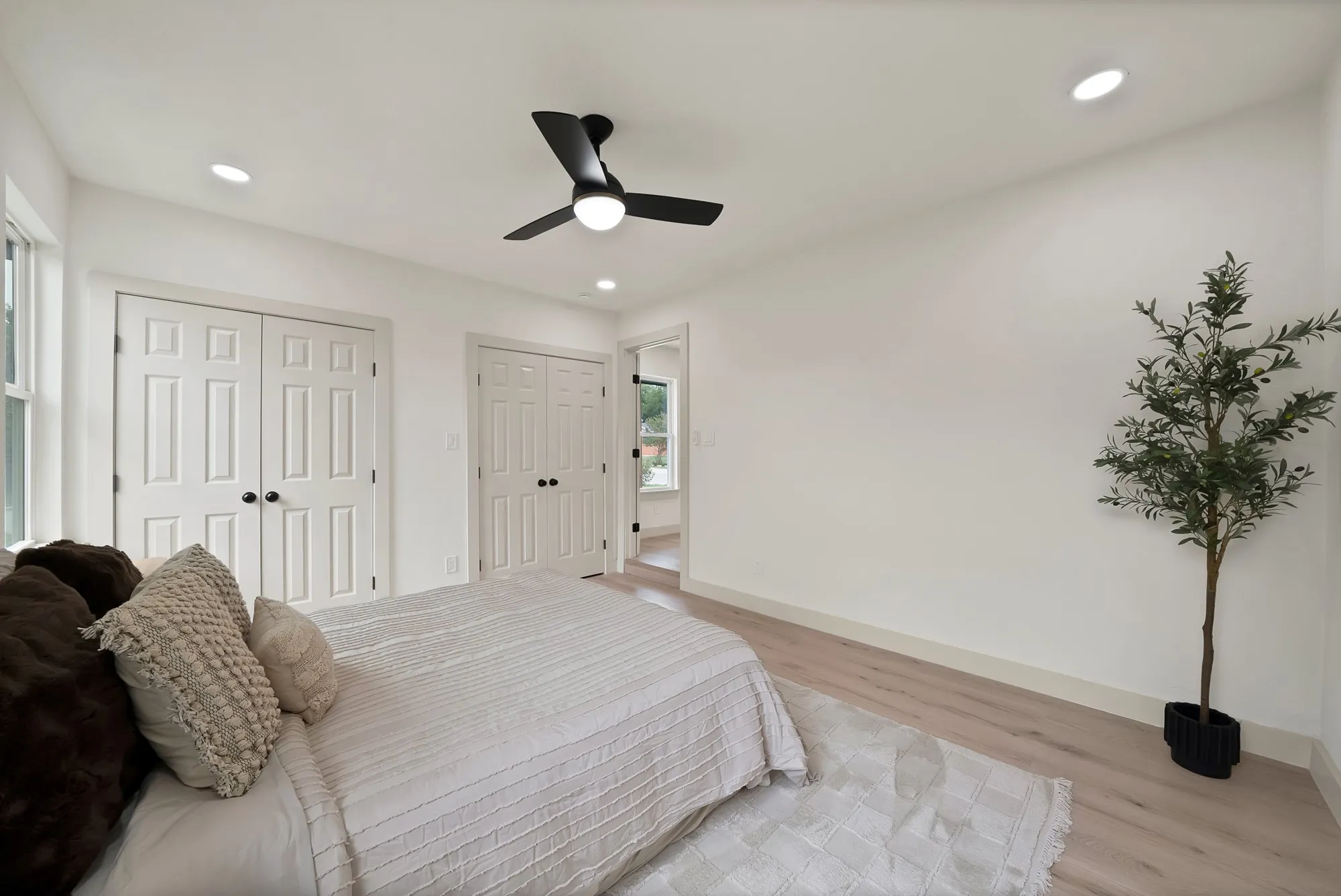 Single Family Residence For Sale in Tarrant County , 6729 Wallis Road, Lake Worth, Texas 76135, 3 Bedroom, 2 Bathroom, Garage spaces, 1,185 Sqft, built in 1960, mls#21343077, Real Estate Agent in Lake Worth, Homes For Sale in Tarrant county, Homes For Sale in Lake Worth, Realtor in Lake Worth Texas, Real Estate Brokerage Independent Realty Texas, Luminita Cordes Realtor