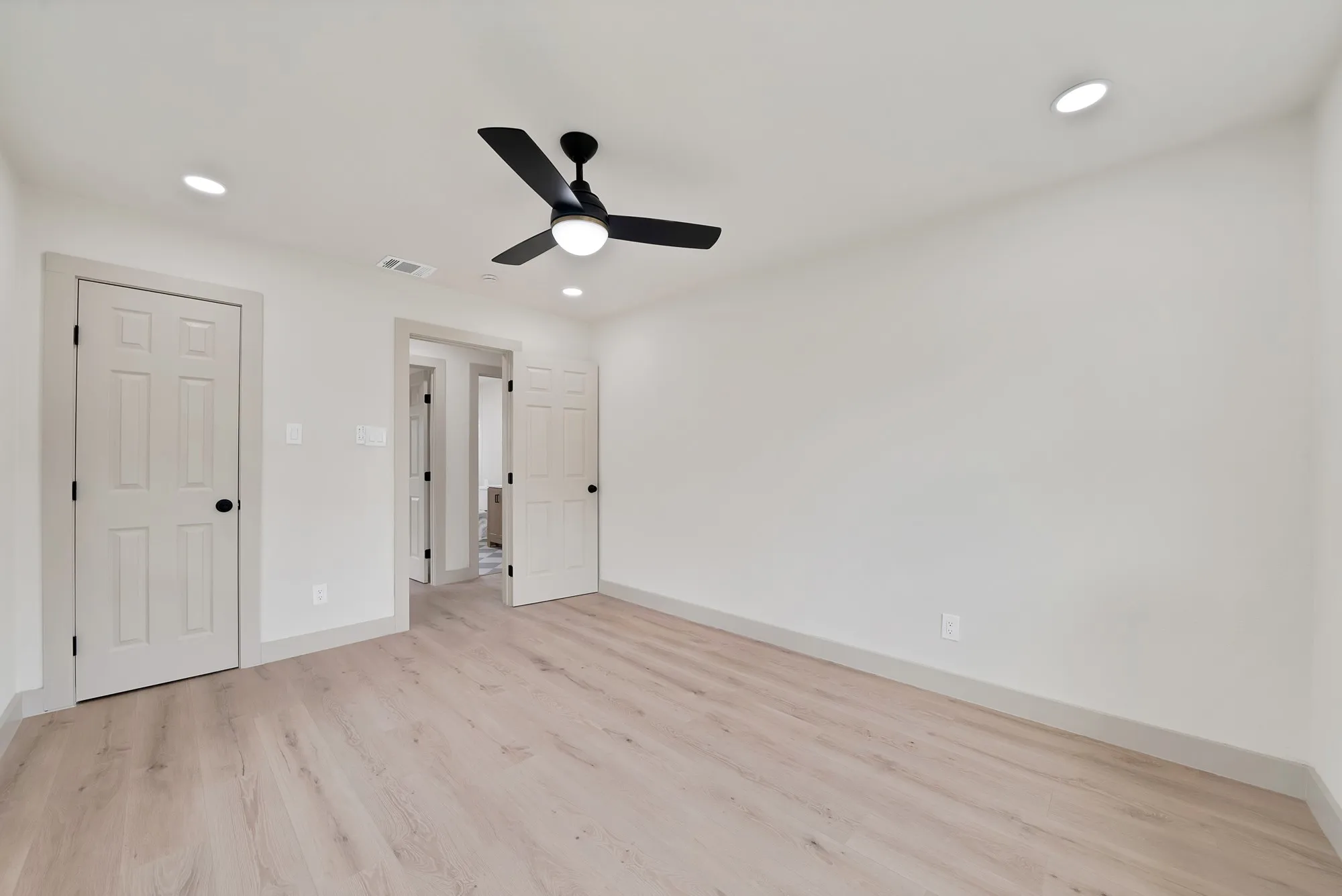 Single Family Residence For Sale in Tarrant County , 6729 Wallis Road, Lake Worth, Texas 76135, 3 Bedroom, 2 Bathroom, Garage spaces, 1,185 Sqft, built in 1960, mls#21343077, Real Estate Agent in Lake Worth, Homes For Sale in Tarrant county, Homes For Sale in Lake Worth, Realtor in Lake Worth Texas, Real Estate Brokerage Independent Realty Texas, Luminita Cordes Realtor
