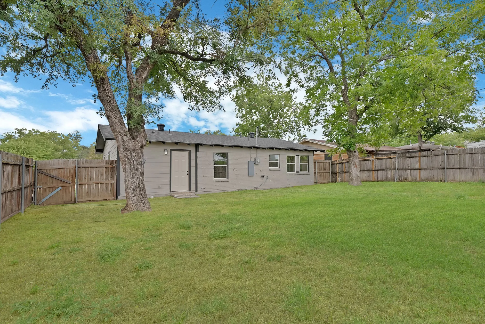 Single Family Residence For Sale in Tarrant County , 6729 Wallis Road, Lake Worth, Texas 76135, 3 Bedroom, 2 Bathroom, Garage spaces, 1,185 Sqft, built in 1960, mls#21343077, Real Estate Agent in Lake Worth, Homes For Sale in Tarrant county, Homes For Sale in Lake Worth, Realtor in Lake Worth Texas, Real Estate Brokerage Independent Realty Texas, Luminita Cordes Realtor