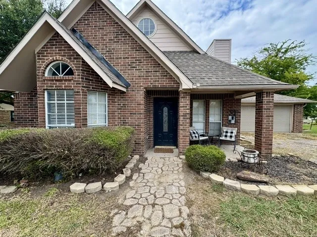 Single Family Residence For Rent in Hunt County , 9850 Kathy Lynn Place, Quinlan, Texas 75474, 3 Bedrooms, 3 Bathrooms, 2 Garage spaces, 1,816 Sqft, built in 1996, Price $1,850, mls#21337665, Real Estate Agent in Quinlan, Homes For Rent in Hunt county, Homes For Rent in Quinlan, Realtor in Quinlan Texas, Real Estate Brokerage Independent Realty Texas, Luminita Cordes Realtor