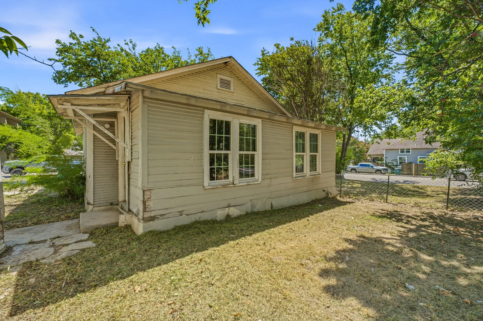Single Family Residence For Sale in Erath County , 490 S First Avenue, Stephenville, Texas 76401, 3 Bedroom, 1 Bathroom, Garage spaces, 956 Sqft, built in 1930, mls#21343284, Real Estate Agent in Stephenville, Homes For Sale in Erath county, Homes For Sale in Stephenville, Realtor in Stephenville Texas, Real Estate Brokerage Independent Realty Texas, Luminita Cordes Realtor