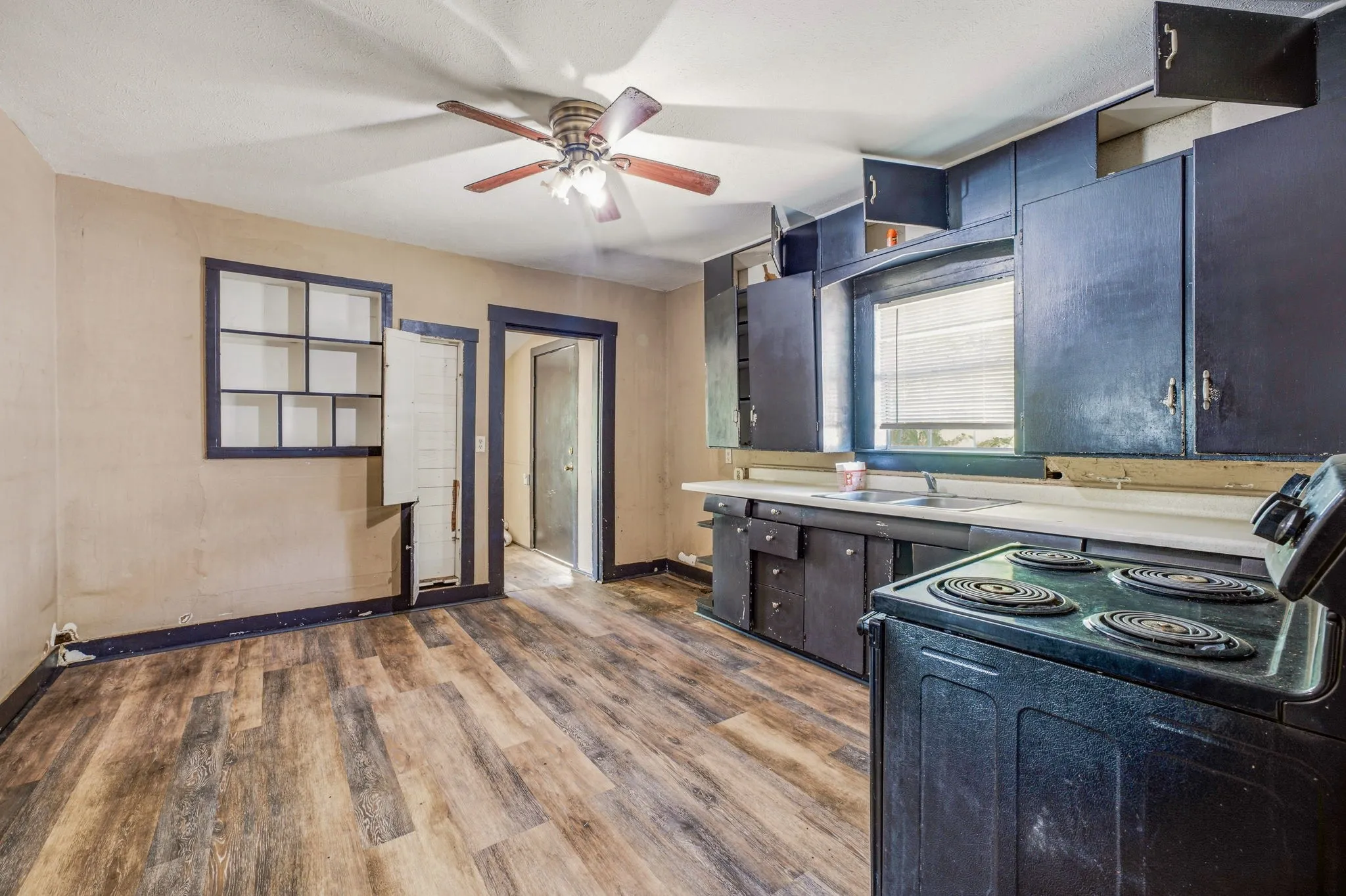Single Family Residence For Sale in Erath County , 490 S First Avenue, Stephenville, Texas 76401, 3 Bedroom, 1 Bathroom, Garage spaces, 956 Sqft, built in 1930, mls#21343284, Real Estate Agent in Stephenville, Homes For Sale in Erath county, Homes For Sale in Stephenville, Realtor in Stephenville Texas, Real Estate Brokerage Independent Realty Texas, Luminita Cordes Realtor