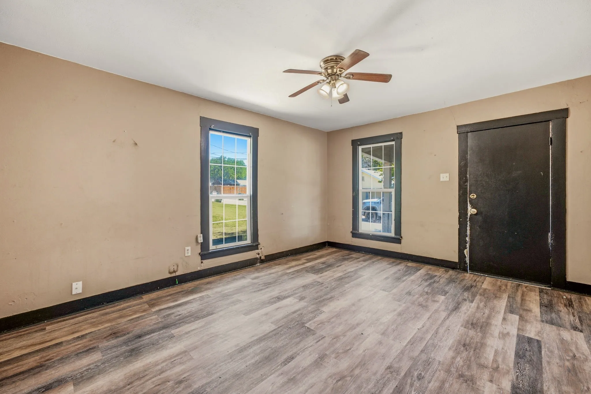 Single Family Residence For Sale in Erath County , 490 S First Avenue, Stephenville, Texas 76401, 3 Bedroom, 1 Bathroom, Garage spaces, 956 Sqft, built in 1930, mls#21343284, Real Estate Agent in Stephenville, Homes For Sale in Erath county, Homes For Sale in Stephenville, Realtor in Stephenville Texas, Real Estate Brokerage Independent Realty Texas, Luminita Cordes Realtor