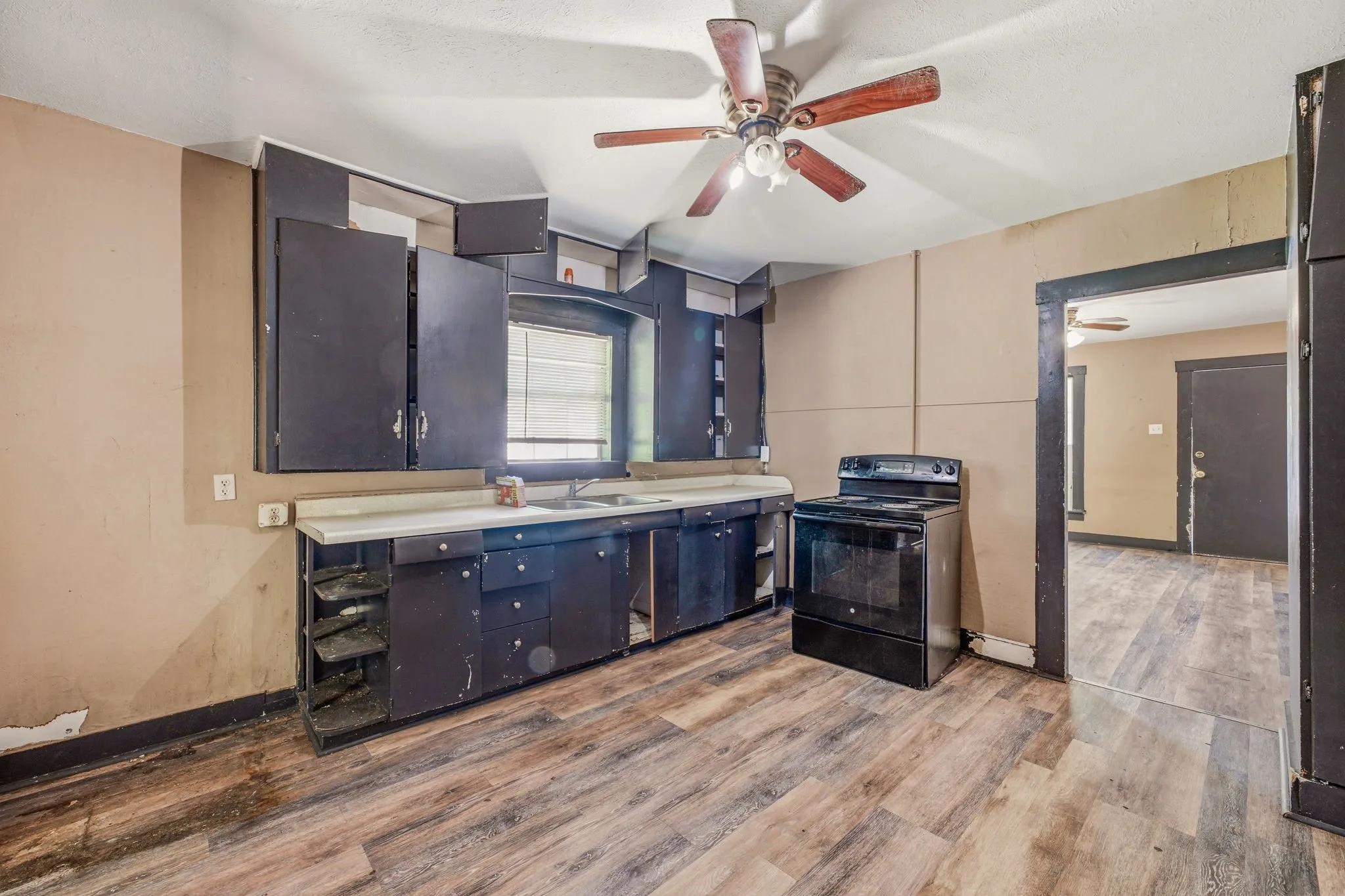 Single Family Residence For Sale in Erath County , 490 S First Avenue, Stephenville, Texas 76401, 3 Bedroom, 1 Bathroom, Garage spaces, 956 Sqft, built in 1930, mls#21343284, Real Estate Agent in Stephenville, Homes For Sale in Erath county, Homes For Sale in Stephenville, Realtor in Stephenville Texas, Real Estate Brokerage Independent Realty Texas, Luminita Cordes Realtor