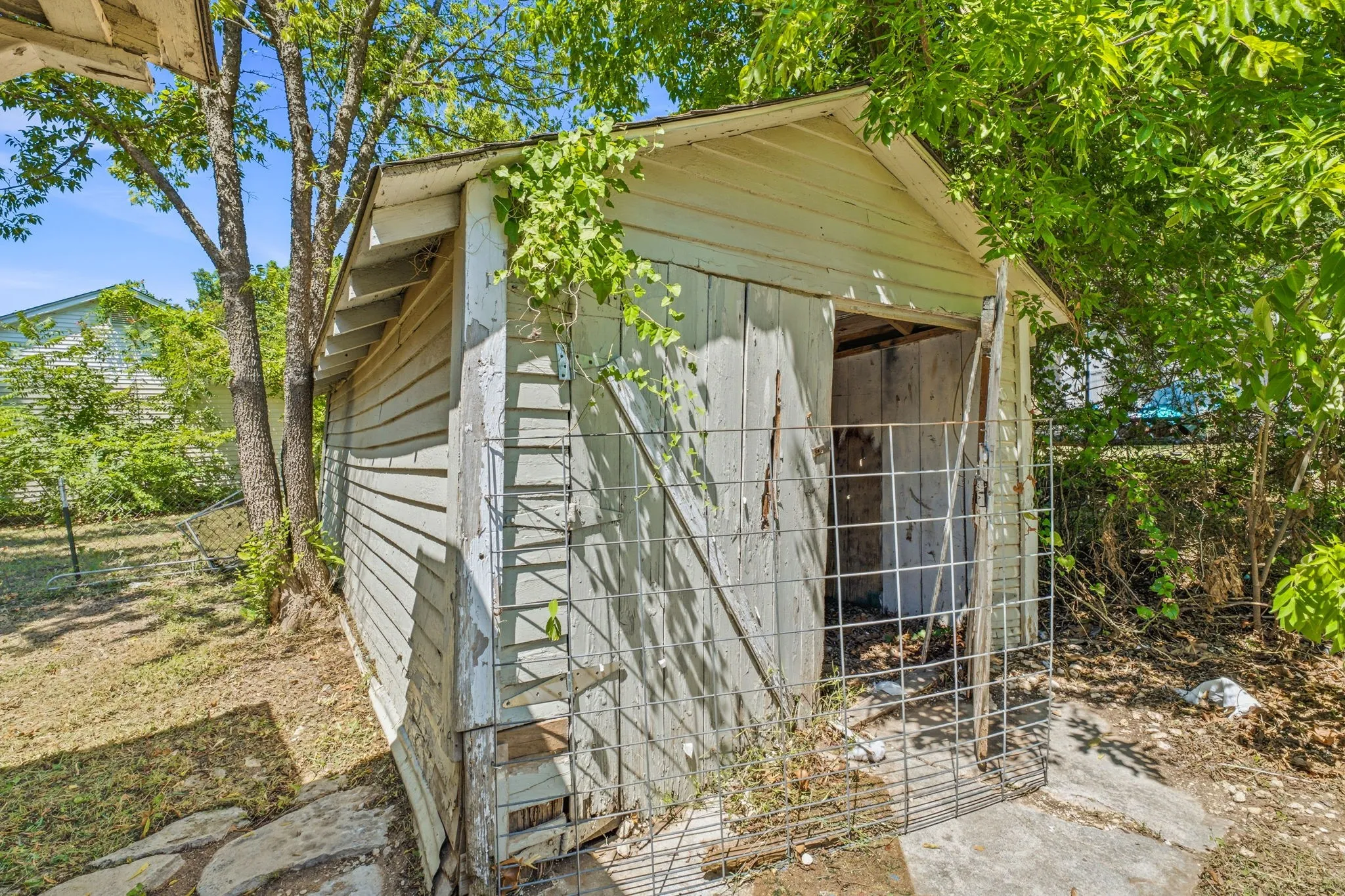 Single Family Residence For Sale in Erath County , 490 S First Avenue, Stephenville, Texas 76401, 3 Bedroom, 1 Bathroom, Garage spaces, 956 Sqft, built in 1930, mls#21343284, Real Estate Agent in Stephenville, Homes For Sale in Erath county, Homes For Sale in Stephenville, Realtor in Stephenville Texas, Real Estate Brokerage Independent Realty Texas, Luminita Cordes Realtor