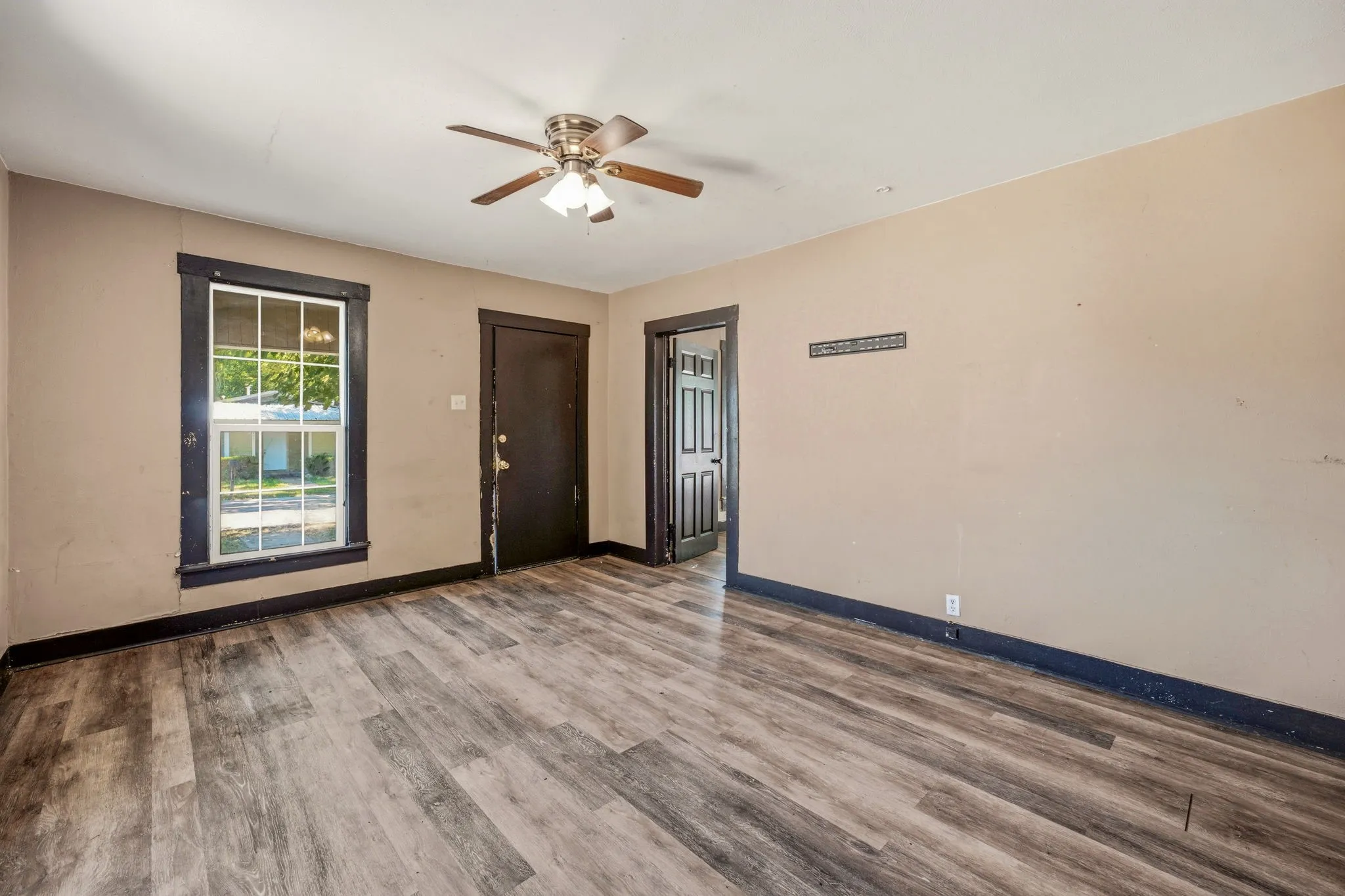Single Family Residence For Sale in Erath County , 490 S First Avenue, Stephenville, Texas 76401, 3 Bedroom, 1 Bathroom, Garage spaces, 956 Sqft, built in 1930, mls#21343284, Real Estate Agent in Stephenville, Homes For Sale in Erath county, Homes For Sale in Stephenville, Realtor in Stephenville Texas, Real Estate Brokerage Independent Realty Texas, Luminita Cordes Realtor