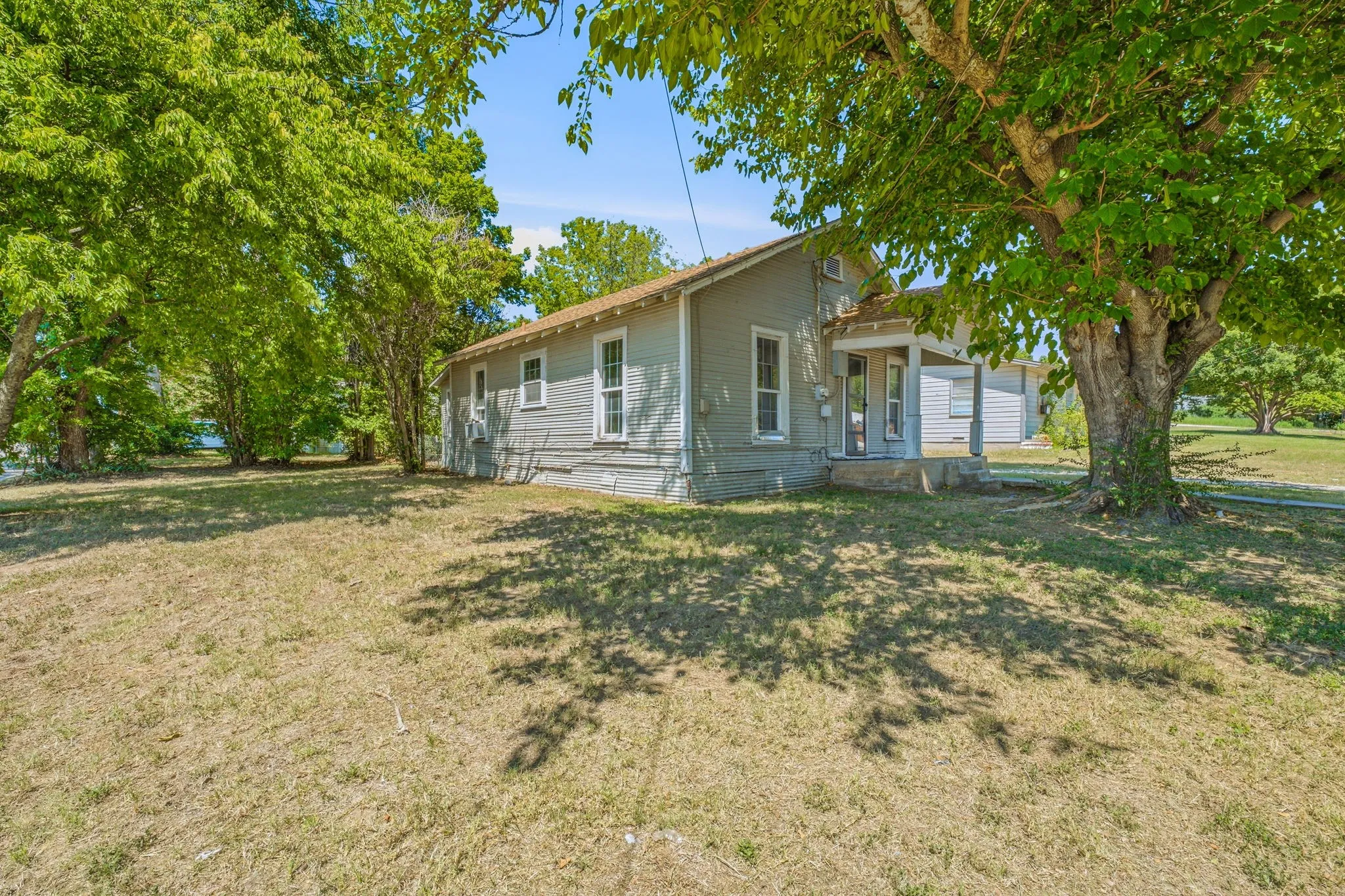 Single Family Residence For Sale in Erath County , 490 S First Avenue, Stephenville, Texas 76401, 3 Bedroom, 1 Bathroom, Garage spaces, 956 Sqft, built in 1930, mls#21343284, Real Estate Agent in Stephenville, Homes For Sale in Erath county, Homes For Sale in Stephenville, Realtor in Stephenville Texas, Real Estate Brokerage Independent Realty Texas, Luminita Cordes Realtor