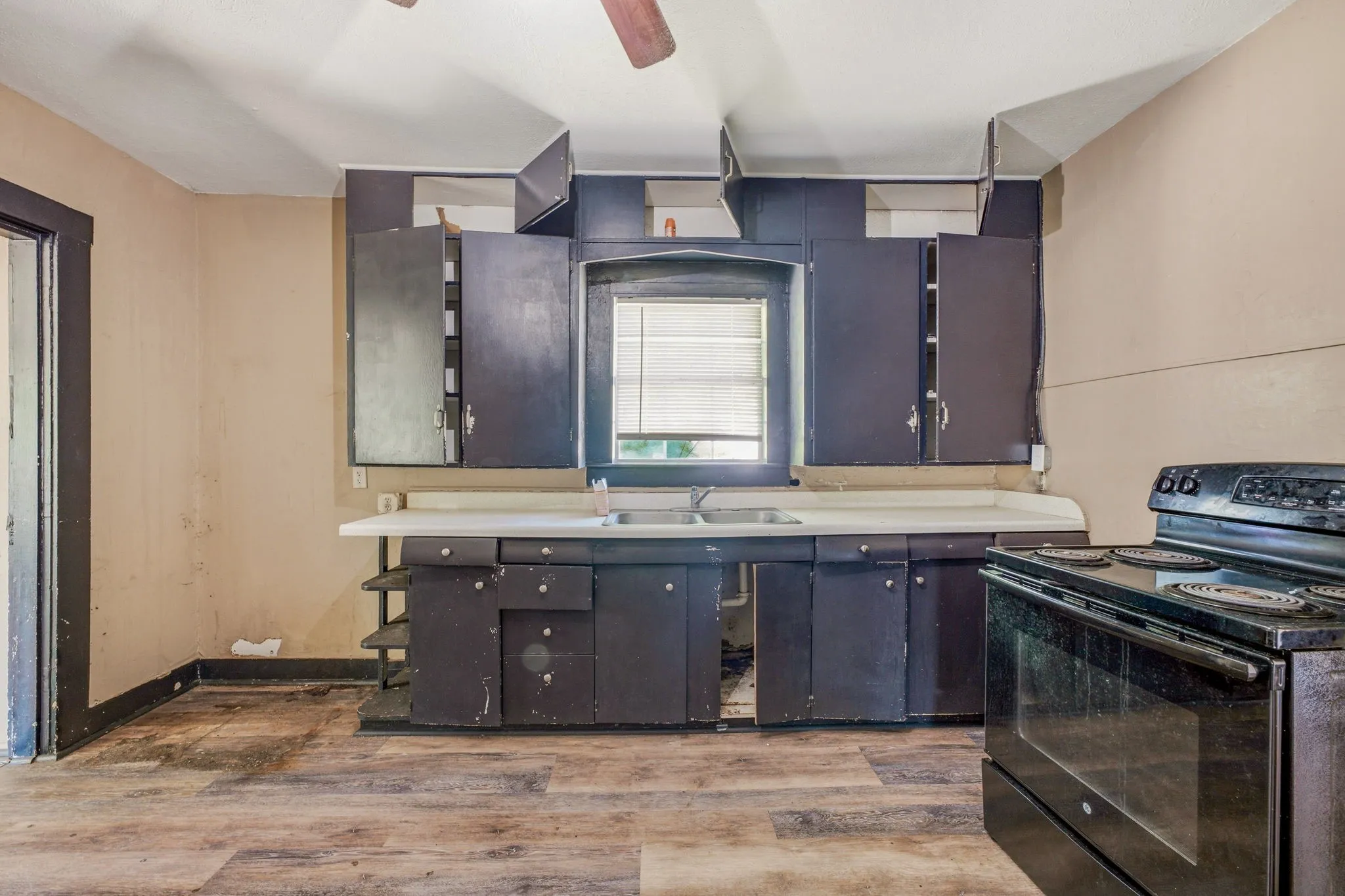 Single Family Residence For Sale in Erath County , 490 S First Avenue, Stephenville, Texas 76401, 3 Bedroom, 1 Bathroom, Garage spaces, 956 Sqft, built in 1930, mls#21343284, Real Estate Agent in Stephenville, Homes For Sale in Erath county, Homes For Sale in Stephenville, Realtor in Stephenville Texas, Real Estate Brokerage Independent Realty Texas, Luminita Cordes Realtor