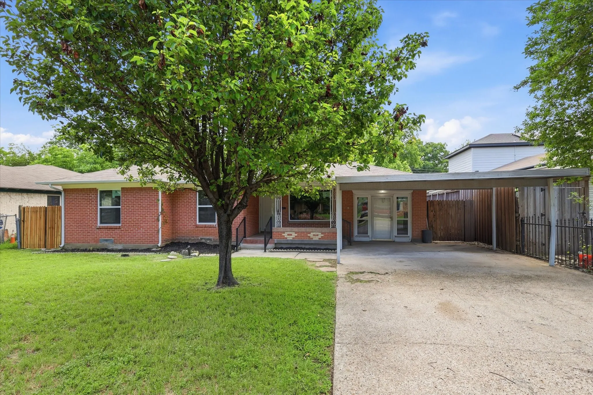 Single Family Residence For Sale in Dallas County , 2129 Gaylord Drive, Dallas, Texas 75227, 4 Bedroom, 2 Bathroom, Garage spaces, 1,567 Sqft, built in 1953, mls#21288025, Real Estate Agent in Dallas, Homes For Sale in Dallas county, Homes For Sale in Dallas, Realtor in Dallas Texas, Real Estate Brokerage Independent Realty Texas, Luminita Cordes Realtor