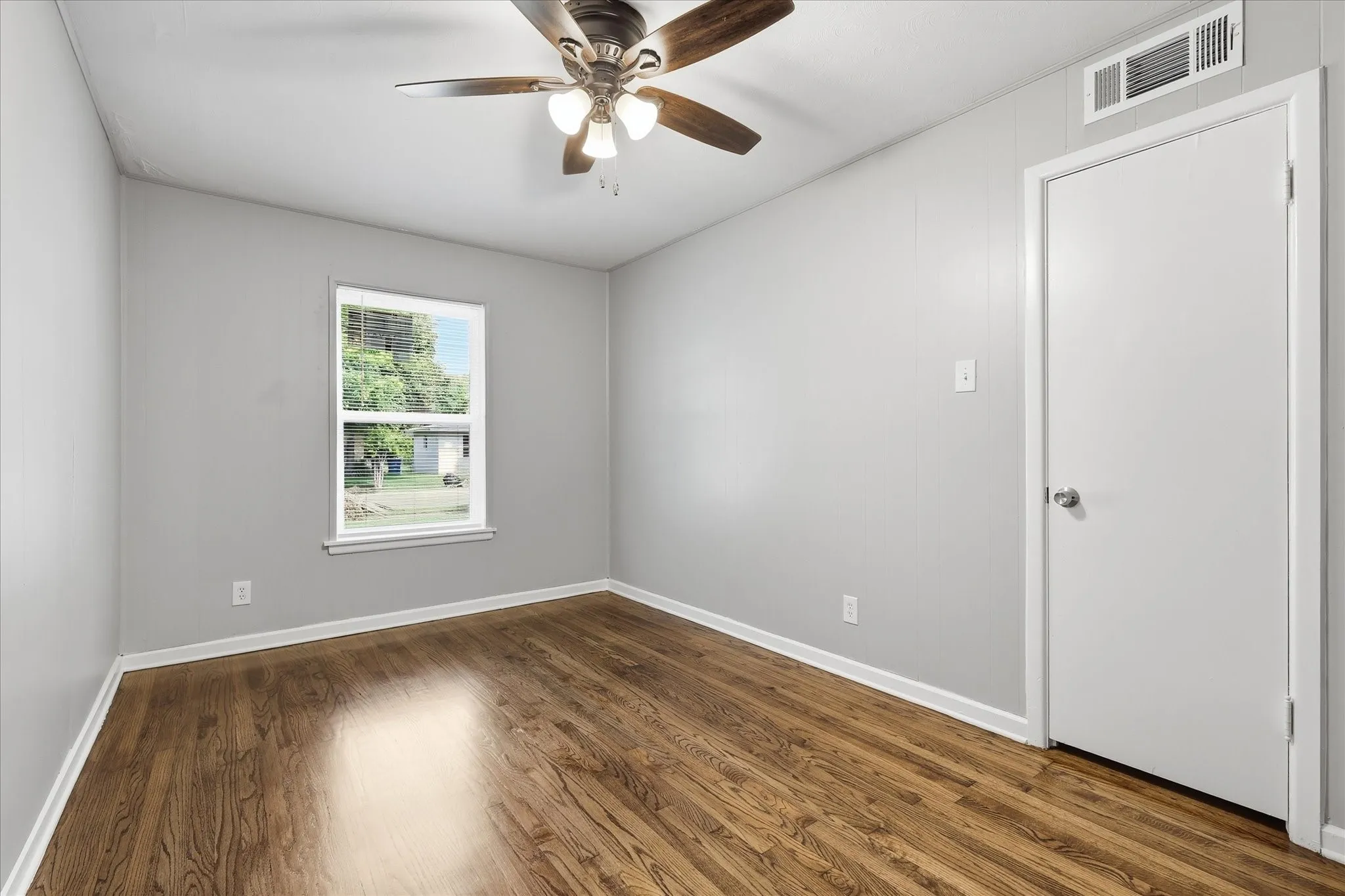 Single Family Residence For Sale in Dallas County , 2129 Gaylord Drive, Dallas, Texas 75227, 4 Bedroom, 2 Bathroom, Garage spaces, 1,567 Sqft, built in 1953, mls#21288025, Real Estate Agent in Dallas, Homes For Sale in Dallas county, Homes For Sale in Dallas, Realtor in Dallas Texas, Real Estate Brokerage Independent Realty Texas, Luminita Cordes Realtor