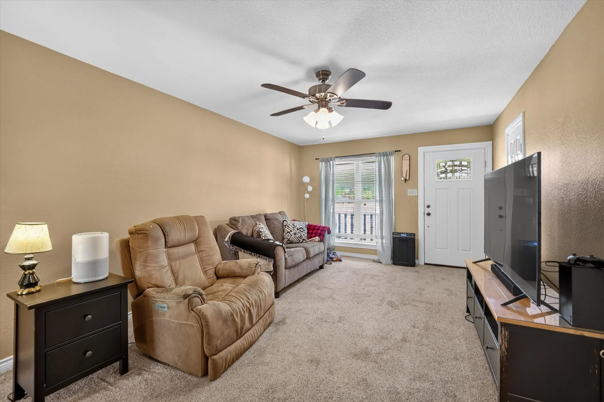 Single Family Residence For Sale in Denton County , 250 S Shore Place, Lewisville, Texas 75067, 3 Bedroom, 2 Bathroom, 2 Garage spaces, 1,228 Sqft, built in 1962, mls#21342634, Real Estate Agent in Lewisville, Homes For Sale in Denton county, Homes For Sale in Lewisville, Realtor in Lewisville Texas, Real Estate Brokerage Independent Realty Texas, Luminita Cordes Realtor