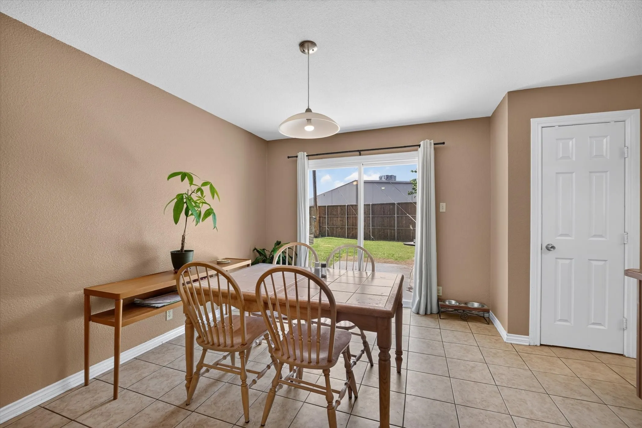 Single Family Residence For Sale in Denton County , 250 S Shore Place, Lewisville, Texas 75067, 3 Bedroom, 2 Bathroom, 2 Garage spaces, 1,228 Sqft, built in 1962, mls#21342634, Real Estate Agent in Lewisville, Homes For Sale in Denton county, Homes For Sale in Lewisville, Realtor in Lewisville Texas, Real Estate Brokerage Independent Realty Texas, Luminita Cordes Realtor