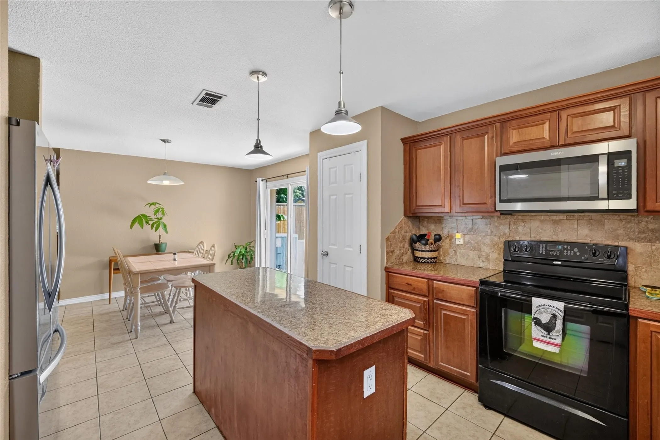 Single Family Residence For Sale in Denton County , 250 S Shore Place, Lewisville, Texas 75067, 3 Bedroom, 2 Bathroom, 2 Garage spaces, 1,228 Sqft, built in 1962, mls#21342634, Real Estate Agent in Lewisville, Homes For Sale in Denton county, Homes For Sale in Lewisville, Realtor in Lewisville Texas, Real Estate Brokerage Independent Realty Texas, Luminita Cordes Realtor