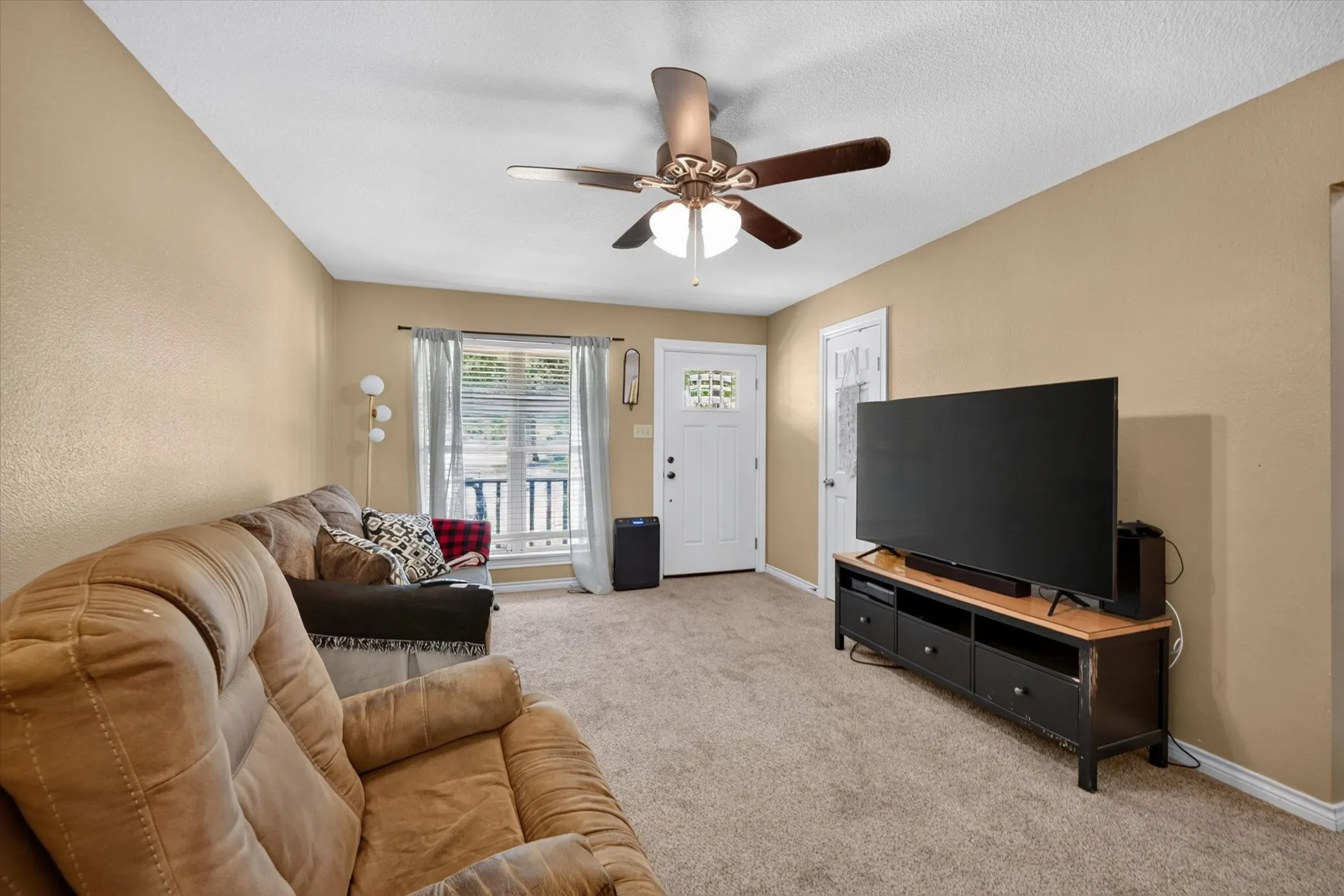 Single Family Residence For Sale in Denton County , 250 S Shore Place, Lewisville, Texas 75067, 3 Bedroom, 2 Bathroom, 2 Garage spaces, 1,228 Sqft, built in 1962, mls#21342634, Real Estate Agent in Lewisville, Homes For Sale in Denton county, Homes For Sale in Lewisville, Realtor in Lewisville Texas, Real Estate Brokerage Independent Realty Texas, Luminita Cordes Realtor