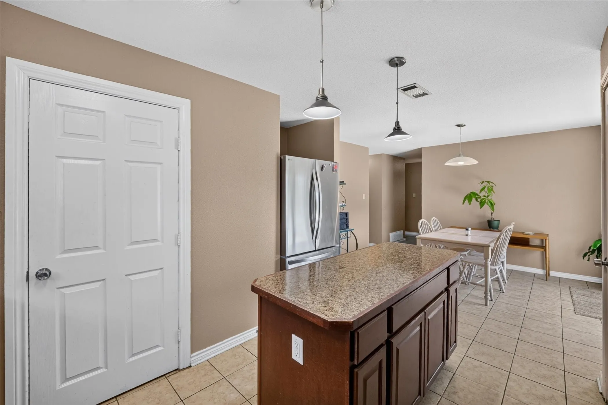 Single Family Residence For Sale in Denton County , 250 S Shore Place, Lewisville, Texas 75067, 3 Bedroom, 2 Bathroom, 2 Garage spaces, 1,228 Sqft, built in 1962, mls#21342634, Real Estate Agent in Lewisville, Homes For Sale in Denton county, Homes For Sale in Lewisville, Realtor in Lewisville Texas, Real Estate Brokerage Independent Realty Texas, Luminita Cordes Realtor