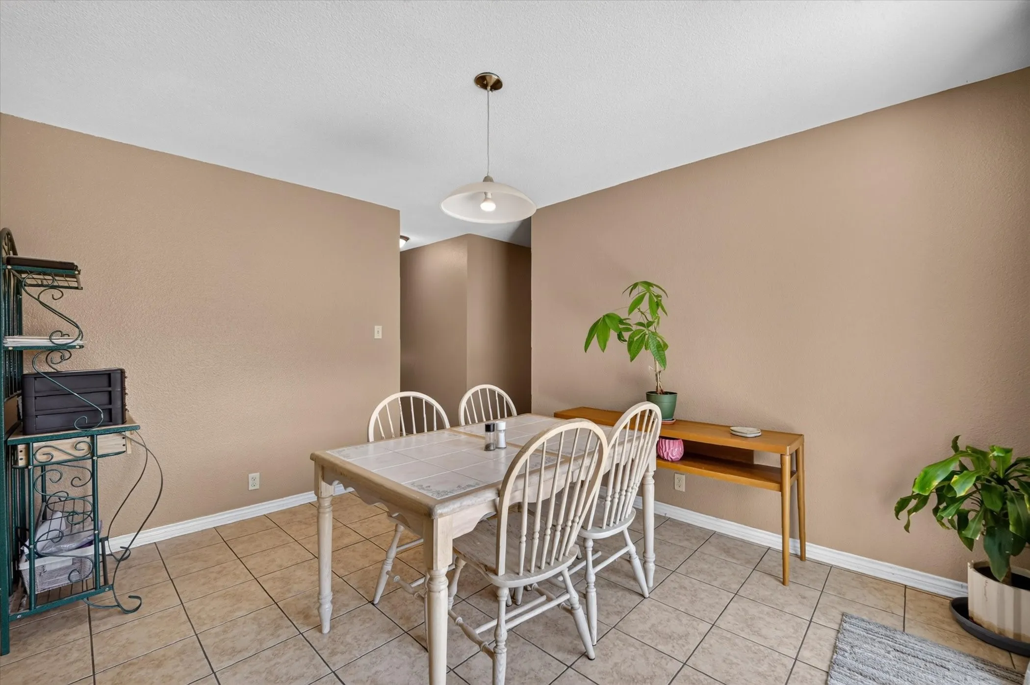 Single Family Residence For Sale in Denton County , 250 S Shore Place, Lewisville, Texas 75067, 3 Bedroom, 2 Bathroom, 2 Garage spaces, 1,228 Sqft, built in 1962, mls#21342634, Real Estate Agent in Lewisville, Homes For Sale in Denton county, Homes For Sale in Lewisville, Realtor in Lewisville Texas, Real Estate Brokerage Independent Realty Texas, Luminita Cordes Realtor