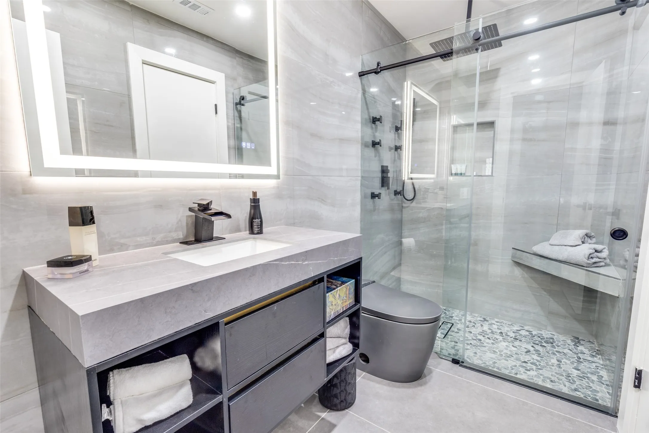 Each bedroom has its own ensuite bath! Perfect for hosting out of town​​‌​​​​‌​​‌‌​‌‌​​​‌‌​‌​‌​‌​​​‌​​ guests!