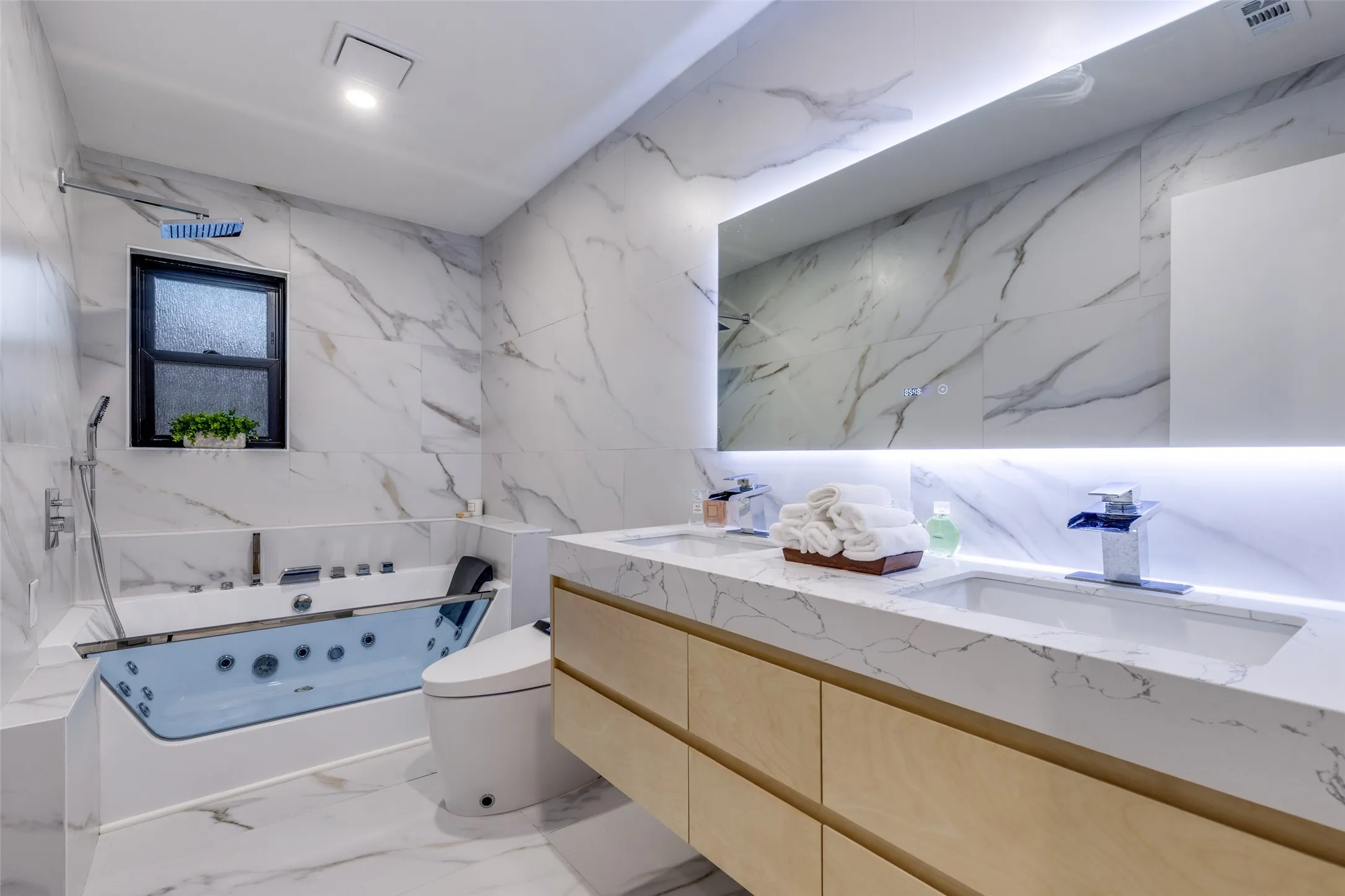 Ensuite bath- how fun is that tub?