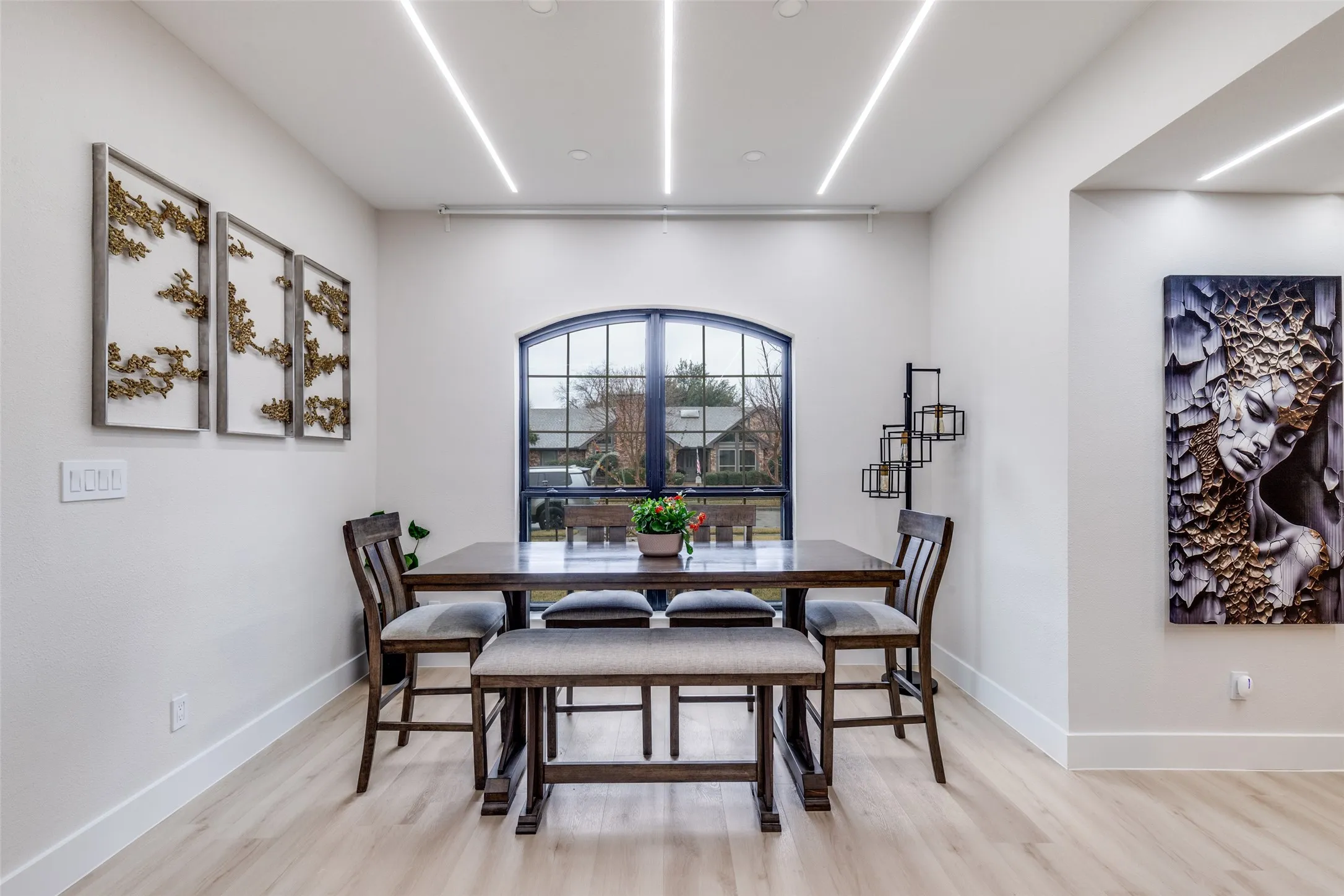 Just off the kitchen, you have space for your table to sit down with a delicious dinner cooked in your dream kitchen!