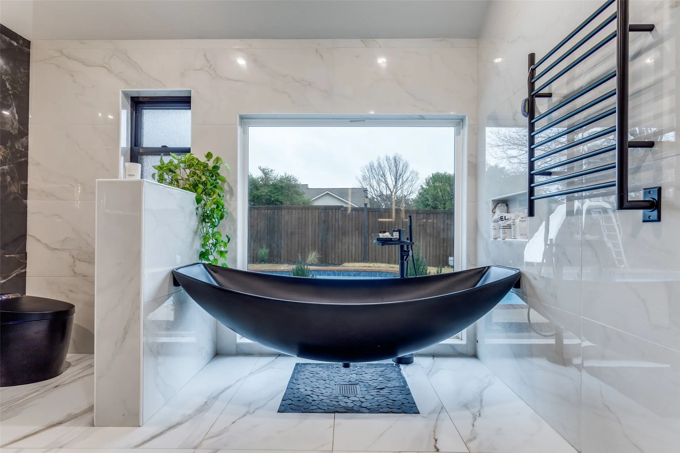 A moment for the unique tub!