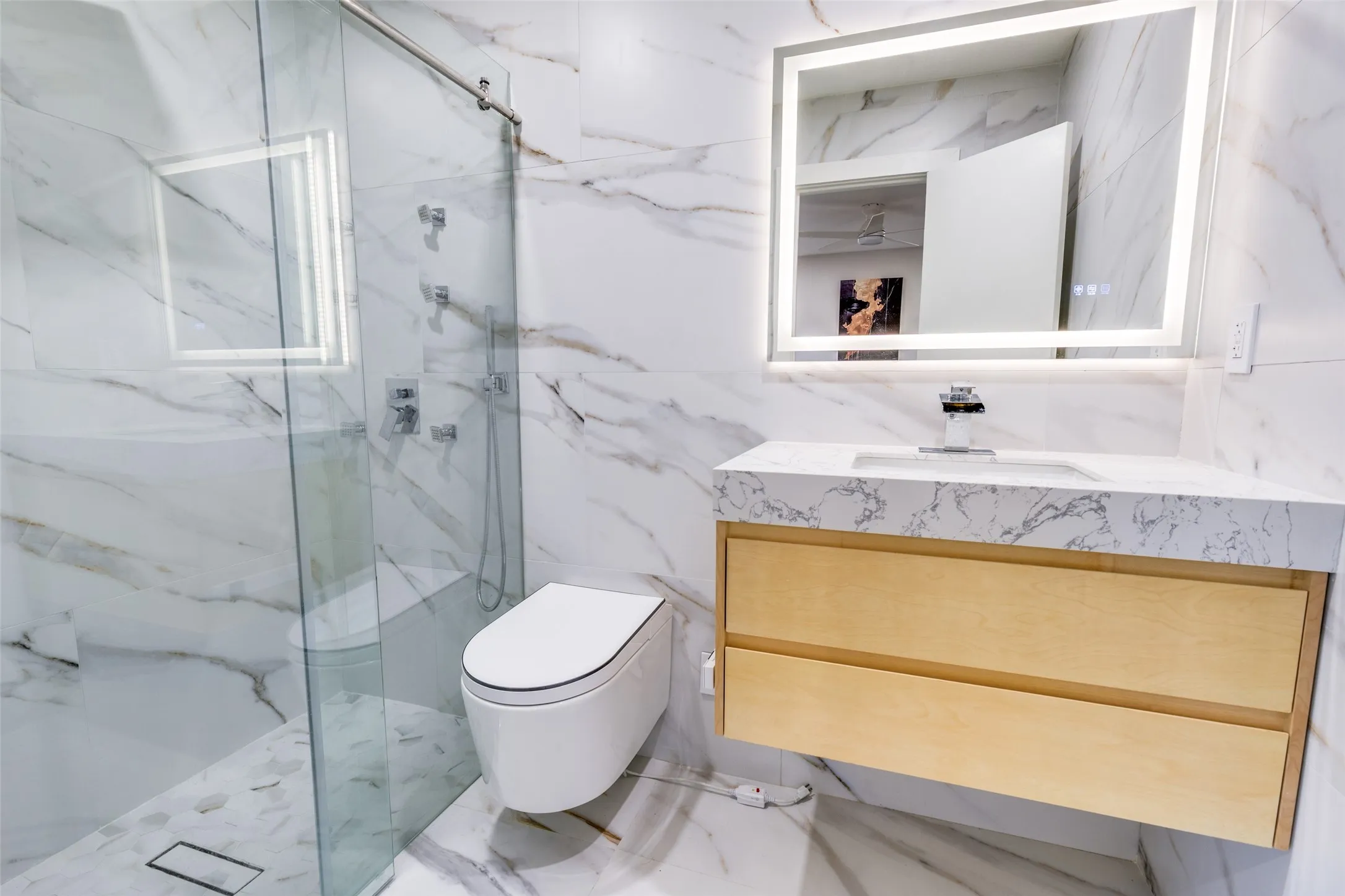 Ensuite bath with stunning details.