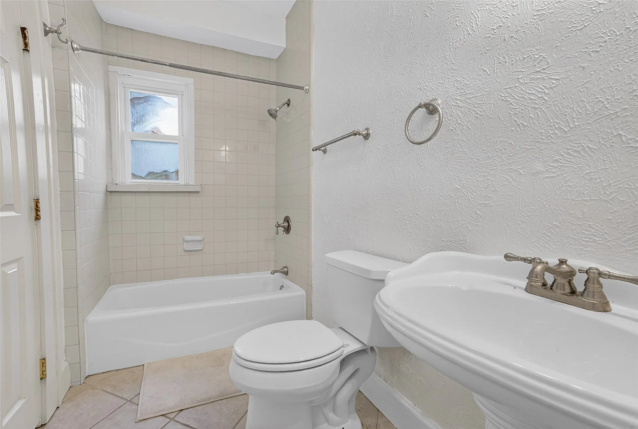 Single Family Residence For Rent in Tarrant County , 2601 S University Drive, Fort Worth, Texas 76109, 5 Bedroom, 3 Bathroom, 2 Garage spaces, 2,631 Sqft, built in 1926, mls#21343507, Real Estate Agent in Fort Worth, Homes For Rent in Tarrant county, Homes For Rent in Fort Worth, Realtor in Fort Worth Texas, Real Estate Brokerage Independent Realty Texas, Luminita Cordes Realtor