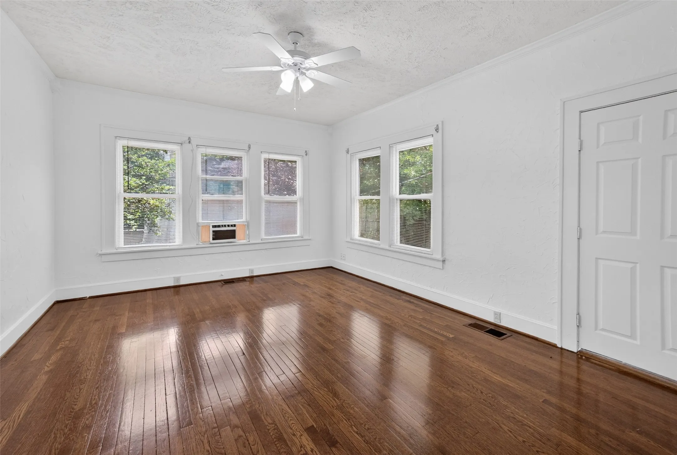 Single Family Residence For Rent in Tarrant County , 2601 S University Drive, Fort Worth, Texas 76109, 5 Bedroom, 3 Bathroom, 2 Garage spaces, 2,631 Sqft, built in 1926, mls#21343507, Real Estate Agent in Fort Worth, Homes For Rent in Tarrant county, Homes For Rent in Fort Worth, Realtor in Fort Worth Texas, Real Estate Brokerage Independent Realty Texas, Luminita Cordes Realtor