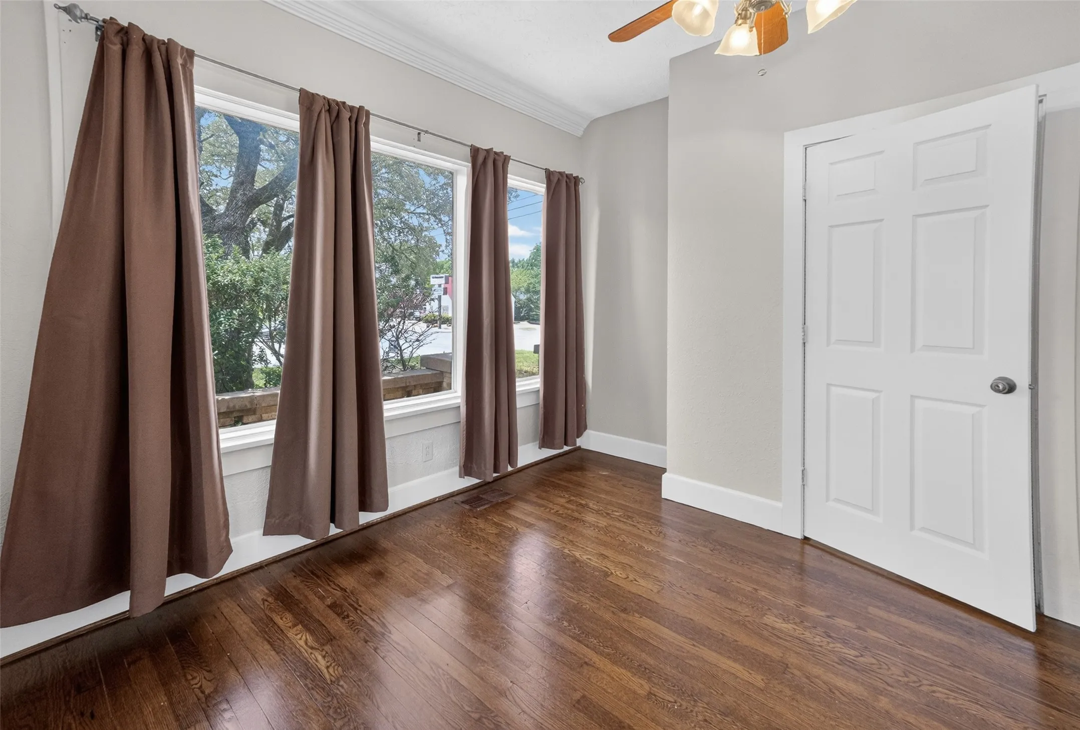Single Family Residence For Rent in Tarrant County , 2601 S University Drive, Fort Worth, Texas 76109, 5 Bedroom, 3 Bathroom, 2 Garage spaces, 2,631 Sqft, built in 1926, mls#21343507, Real Estate Agent in Fort Worth, Homes For Rent in Tarrant county, Homes For Rent in Fort Worth, Realtor in Fort Worth Texas, Real Estate Brokerage Independent Realty Texas, Luminita Cordes Realtor