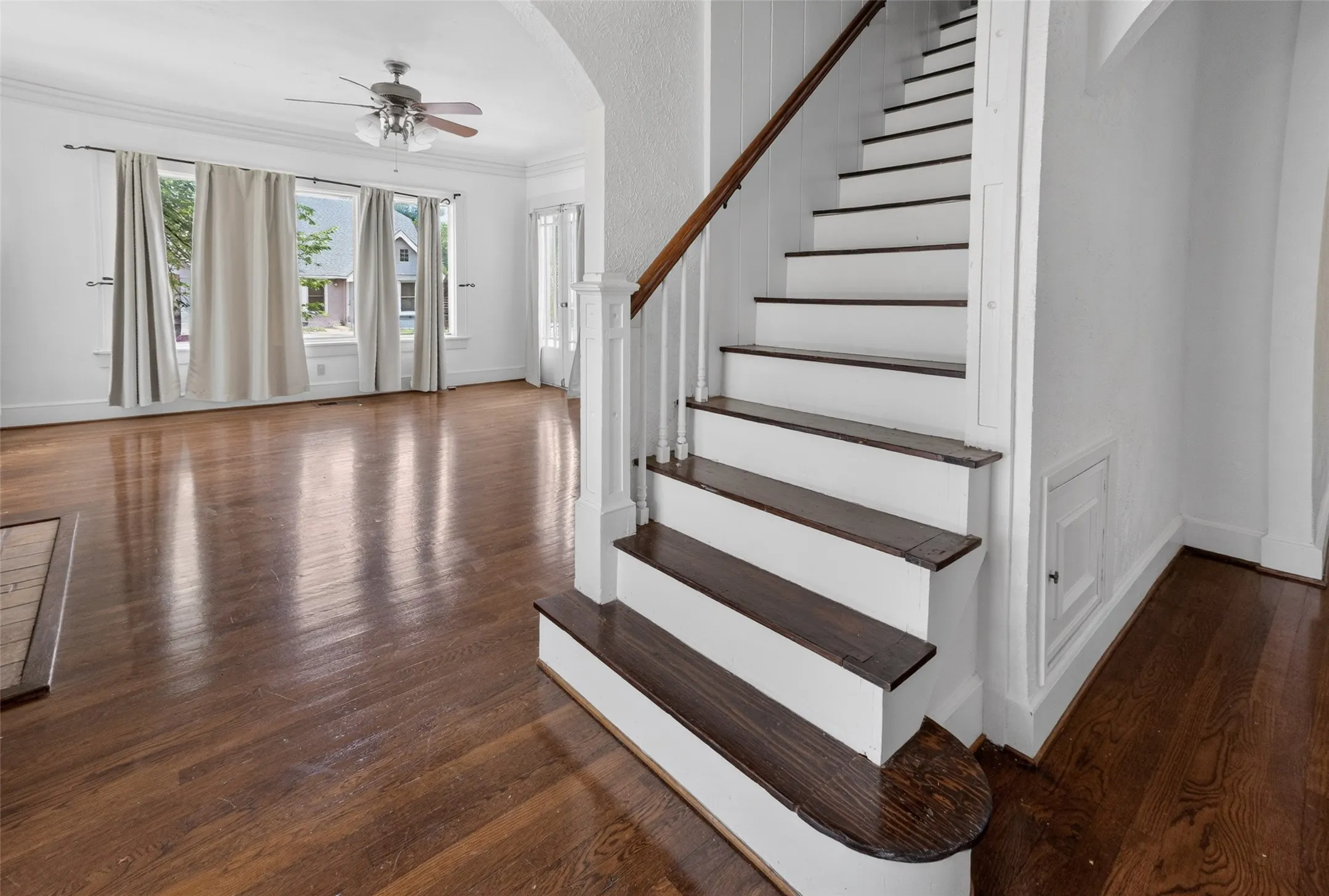 Single Family Residence For Rent in Tarrant County , 2601 S University Drive, Fort Worth, Texas 76109, 5 Bedroom, 3 Bathroom, 2 Garage spaces, 2,631 Sqft, built in 1926, mls#21343507, Real Estate Agent in Fort Worth, Homes For Rent in Tarrant county, Homes For Rent in Fort Worth, Realtor in Fort Worth Texas, Real Estate Brokerage Independent Realty Texas, Luminita Cordes Realtor