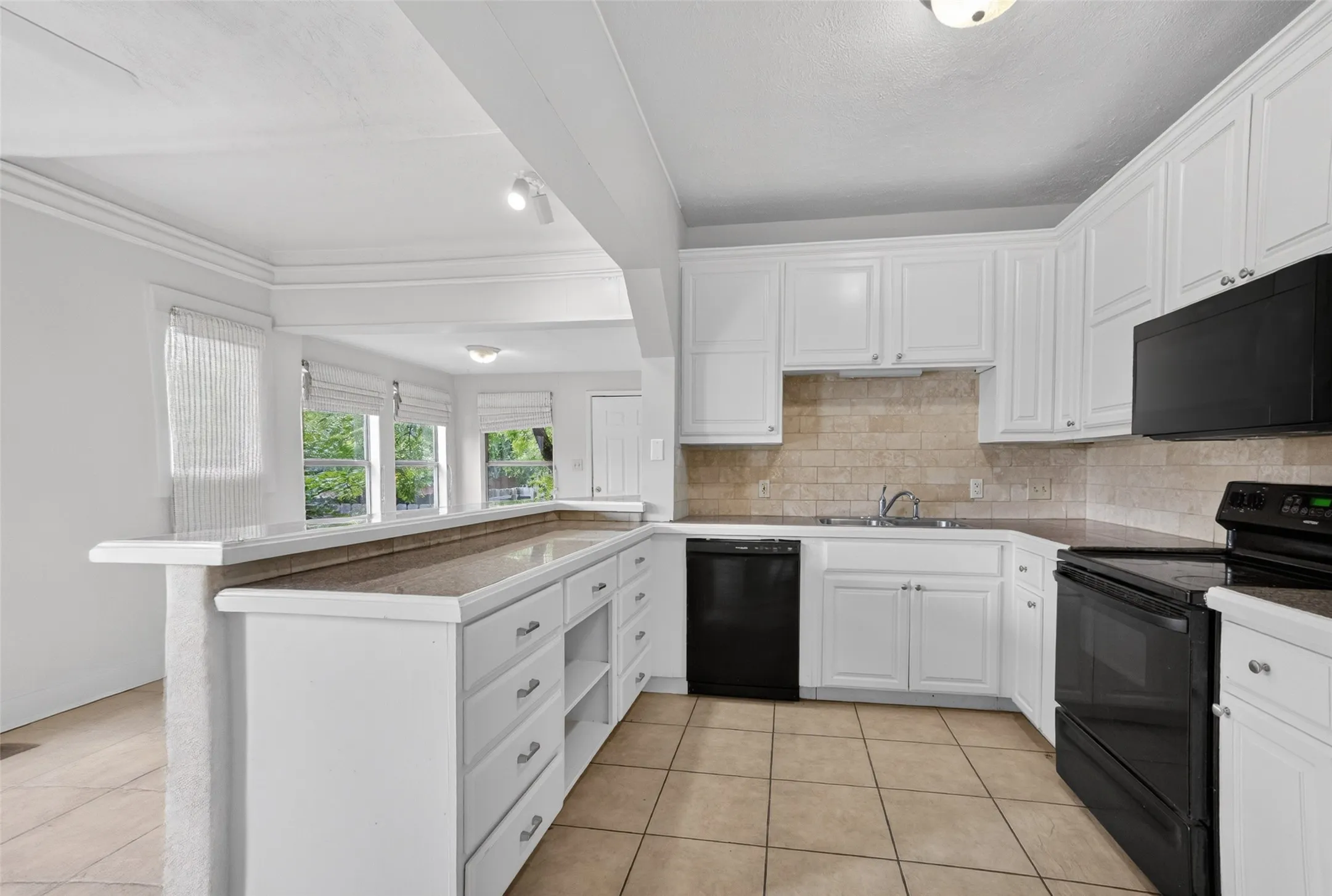Single Family Residence For Rent in Tarrant County , 2601 S University Drive, Fort Worth, Texas 76109, 5 Bedroom, 3 Bathroom, 2 Garage spaces, 2,631 Sqft, built in 1926, mls#21343507, Real Estate Agent in Fort Worth, Homes For Rent in Tarrant county, Homes For Rent in Fort Worth, Realtor in Fort Worth Texas, Real Estate Brokerage Independent Realty Texas, Luminita Cordes Realtor