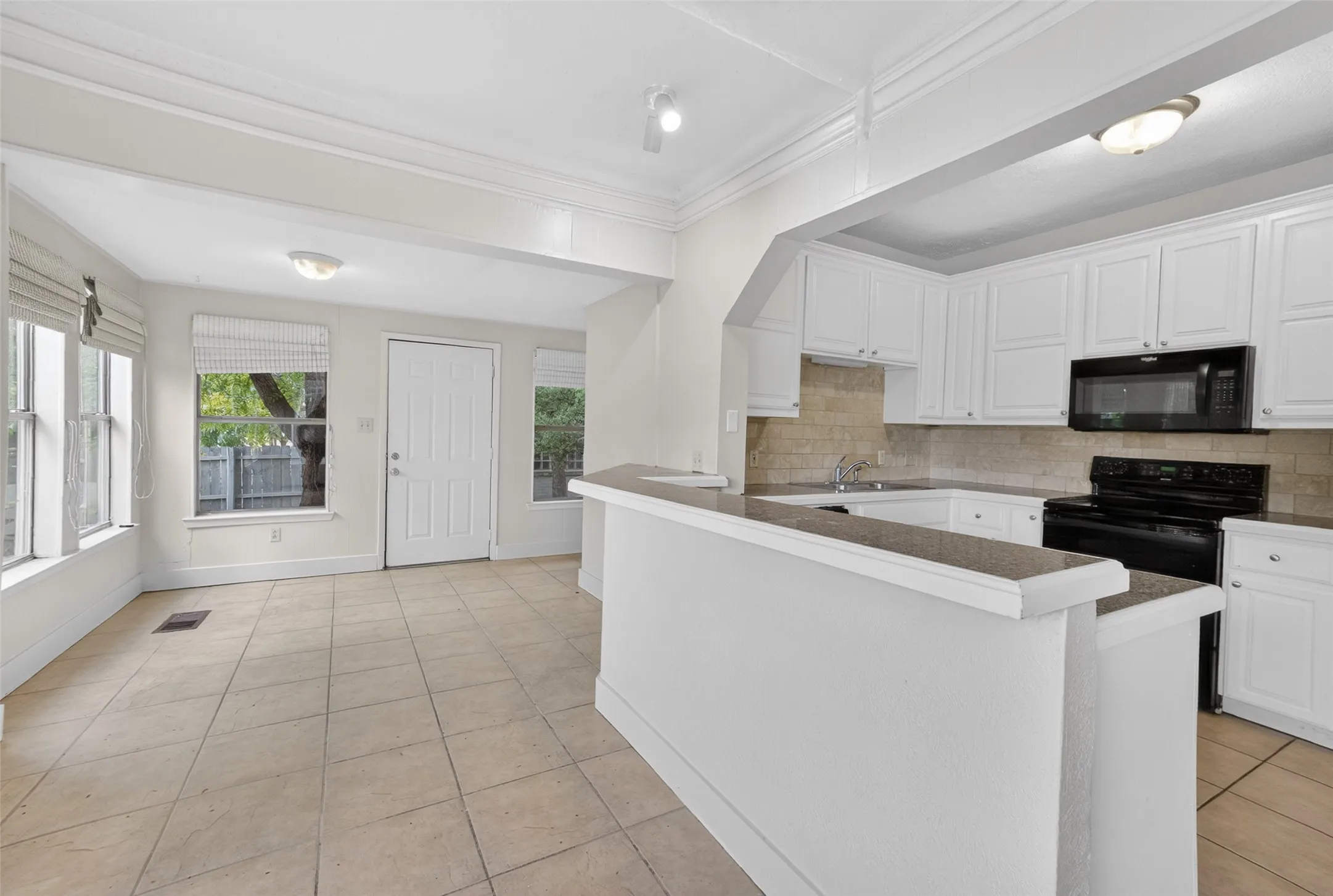 Single Family Residence For Rent in Tarrant County , 2601 S University Drive, Fort Worth, Texas 76109, 5 Bedroom, 3 Bathroom, 2 Garage spaces, 2,631 Sqft, built in 1926, mls#21343507, Real Estate Agent in Fort Worth, Homes For Rent in Tarrant county, Homes For Rent in Fort Worth, Realtor in Fort Worth Texas, Real Estate Brokerage Independent Realty Texas, Luminita Cordes Realtor