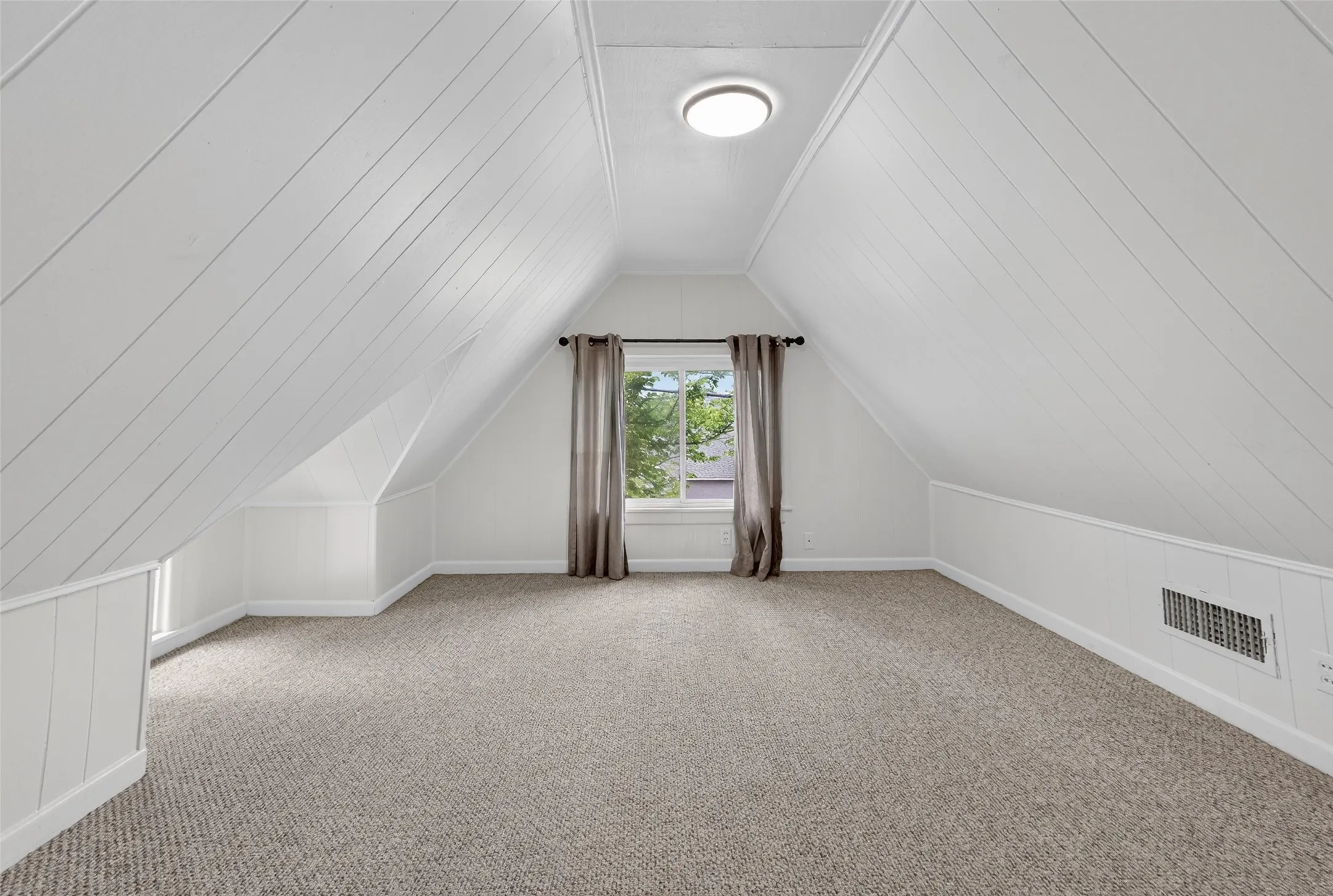 Single Family Residence For Rent in Tarrant County , 2601 S University Drive, Fort Worth, Texas 76109, 5 Bedroom, 3 Bathroom, 2 Garage spaces, 2,631 Sqft, built in 1926, mls#21343507, Real Estate Agent in Fort Worth, Homes For Rent in Tarrant county, Homes For Rent in Fort Worth, Realtor in Fort Worth Texas, Real Estate Brokerage Independent Realty Texas, Luminita Cordes Realtor