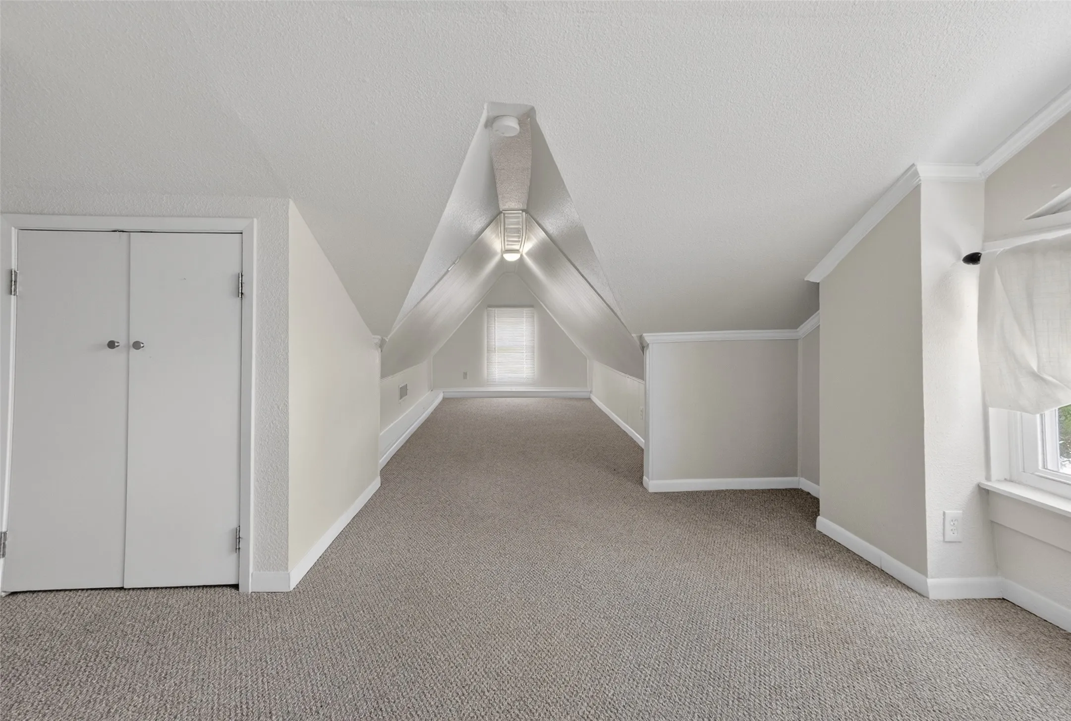 Single Family Residence For Rent in Tarrant County , 2601 S University Drive, Fort Worth, Texas 76109, 5 Bedroom, 3 Bathroom, 2 Garage spaces, 2,631 Sqft, built in 1926, mls#21343507, Real Estate Agent in Fort Worth, Homes For Rent in Tarrant county, Homes For Rent in Fort Worth, Realtor in Fort Worth Texas, Real Estate Brokerage Independent Realty Texas, Luminita Cordes Realtor