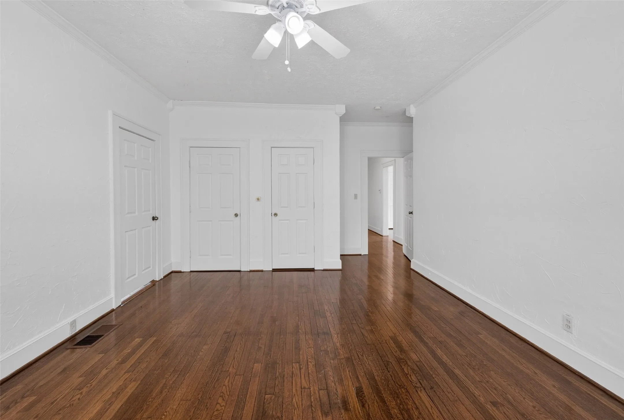 Single Family Residence For Rent in Tarrant County , 2601 S University Drive, Fort Worth, Texas 76109, 5 Bedroom, 3 Bathroom, 2 Garage spaces, 2,631 Sqft, built in 1926, mls#21343507, Real Estate Agent in Fort Worth, Homes For Rent in Tarrant county, Homes For Rent in Fort Worth, Realtor in Fort Worth Texas, Real Estate Brokerage Independent Realty Texas, Luminita Cordes Realtor