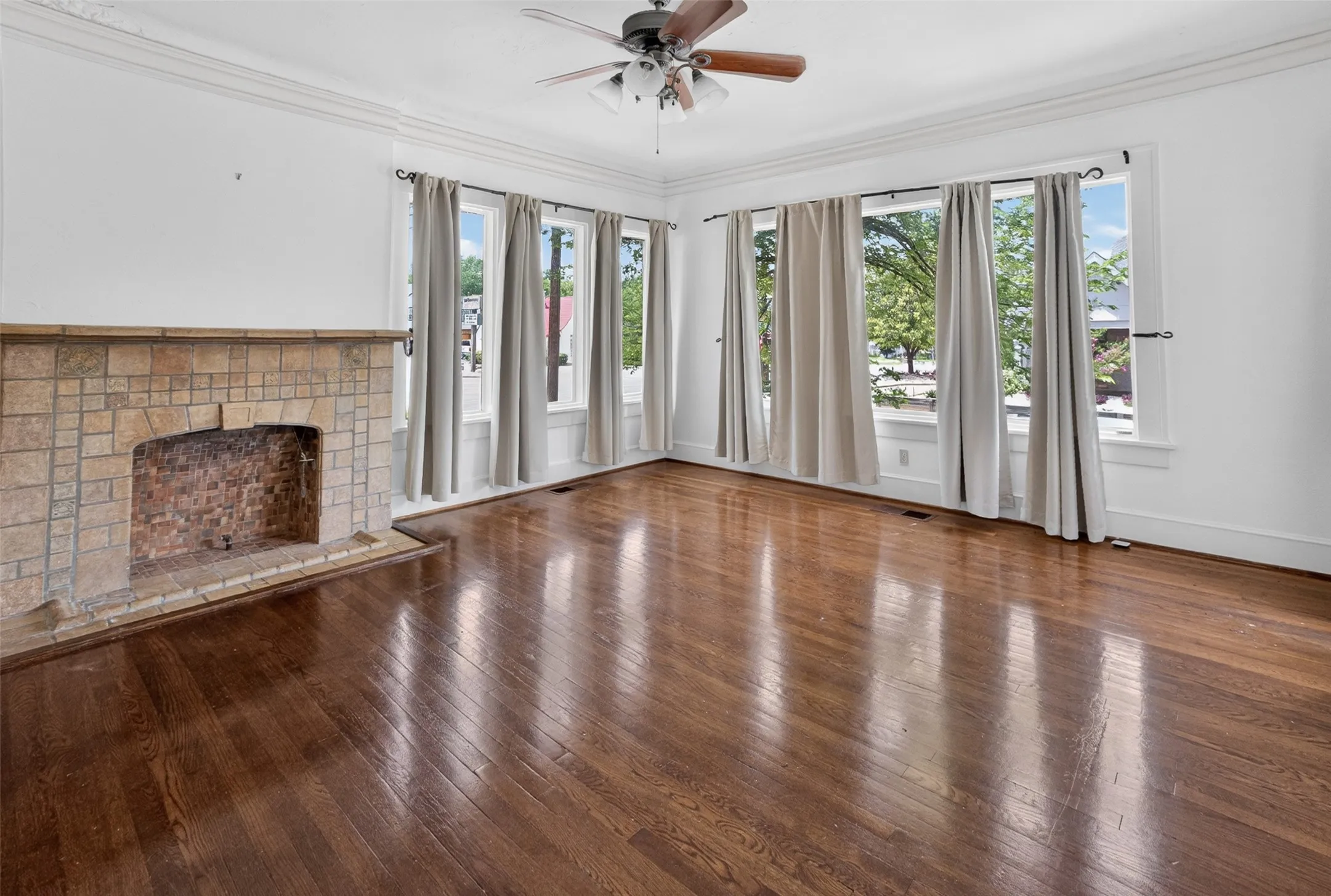 Single Family Residence For Rent in Tarrant County , 2601 S University Drive, Fort Worth, Texas 76109, 5 Bedroom, 3 Bathroom, 2 Garage spaces, 2,631 Sqft, built in 1926, mls#21343507, Real Estate Agent in Fort Worth, Homes For Rent in Tarrant county, Homes For Rent in Fort Worth, Realtor in Fort Worth Texas, Real Estate Brokerage Independent Realty Texas, Luminita Cordes Realtor
