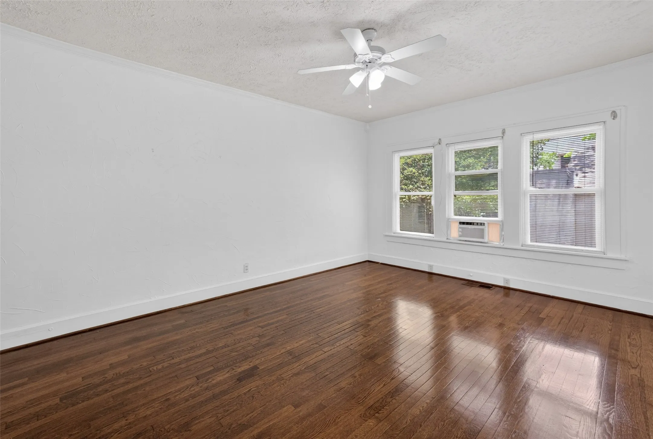 Single Family Residence For Rent in Tarrant County , 2601 S University Drive, Fort Worth, Texas 76109, 5 Bedroom, 3 Bathroom, 2 Garage spaces, 2,631 Sqft, built in 1926, mls#21343507, Real Estate Agent in Fort Worth, Homes For Rent in Tarrant county, Homes For Rent in Fort Worth, Realtor in Fort Worth Texas, Real Estate Brokerage Independent Realty Texas, Luminita Cordes Realtor