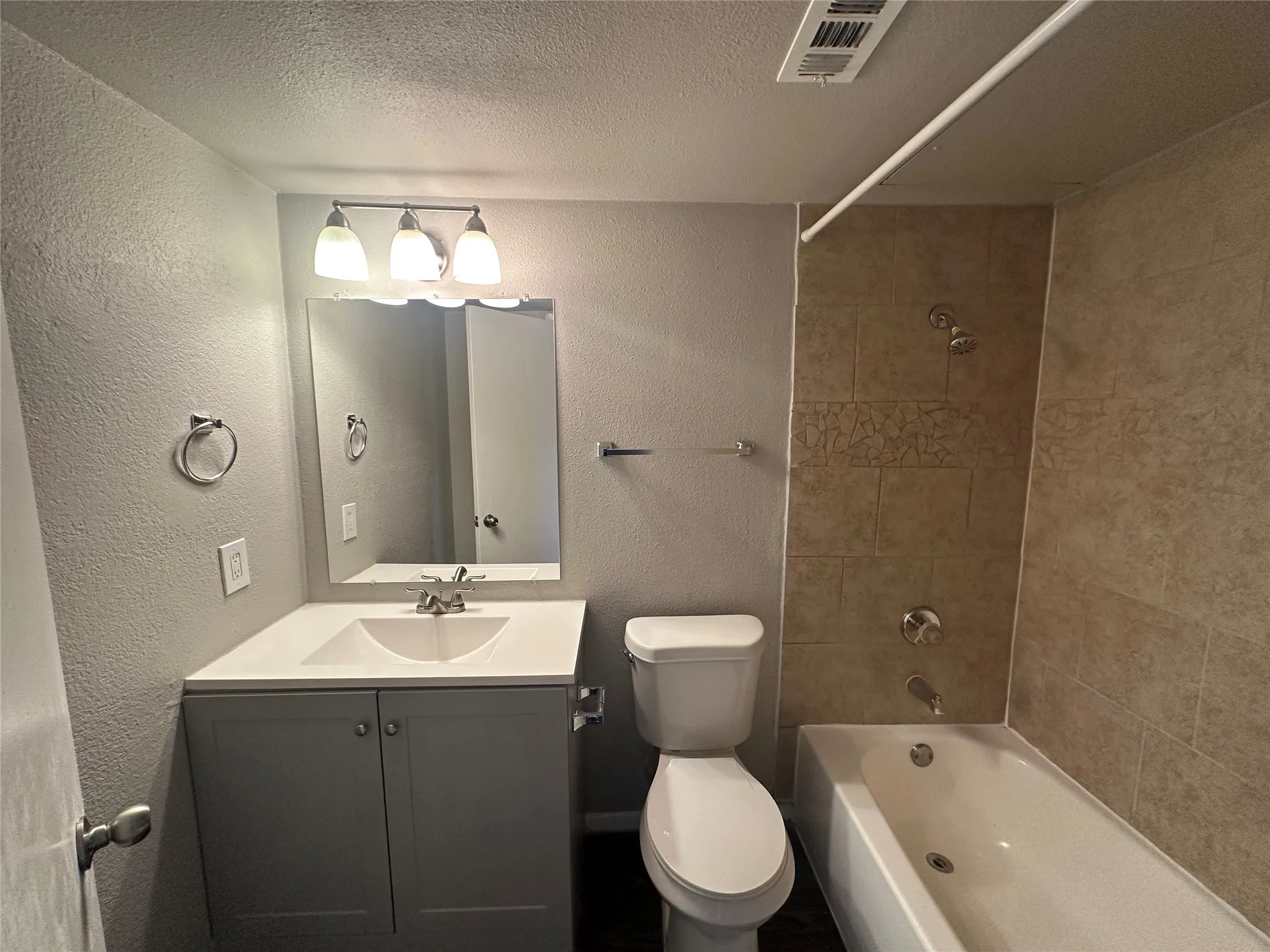Condominium For Rent in Dallas County , 4502 Gaston Avenue 119, Dallas, Texas 75246, 1 Bedroom, 1 Bathroom, Garage spaces, 567 Sqft, built in 1984, mls#21343508, Real Estate Agent in Dallas, Homes For Rent in Dallas county, Homes For Rent in Dallas, Realtor in Dallas Texas, Real Estate Brokerage Independent Realty Texas, Luminita Cordes Realtor