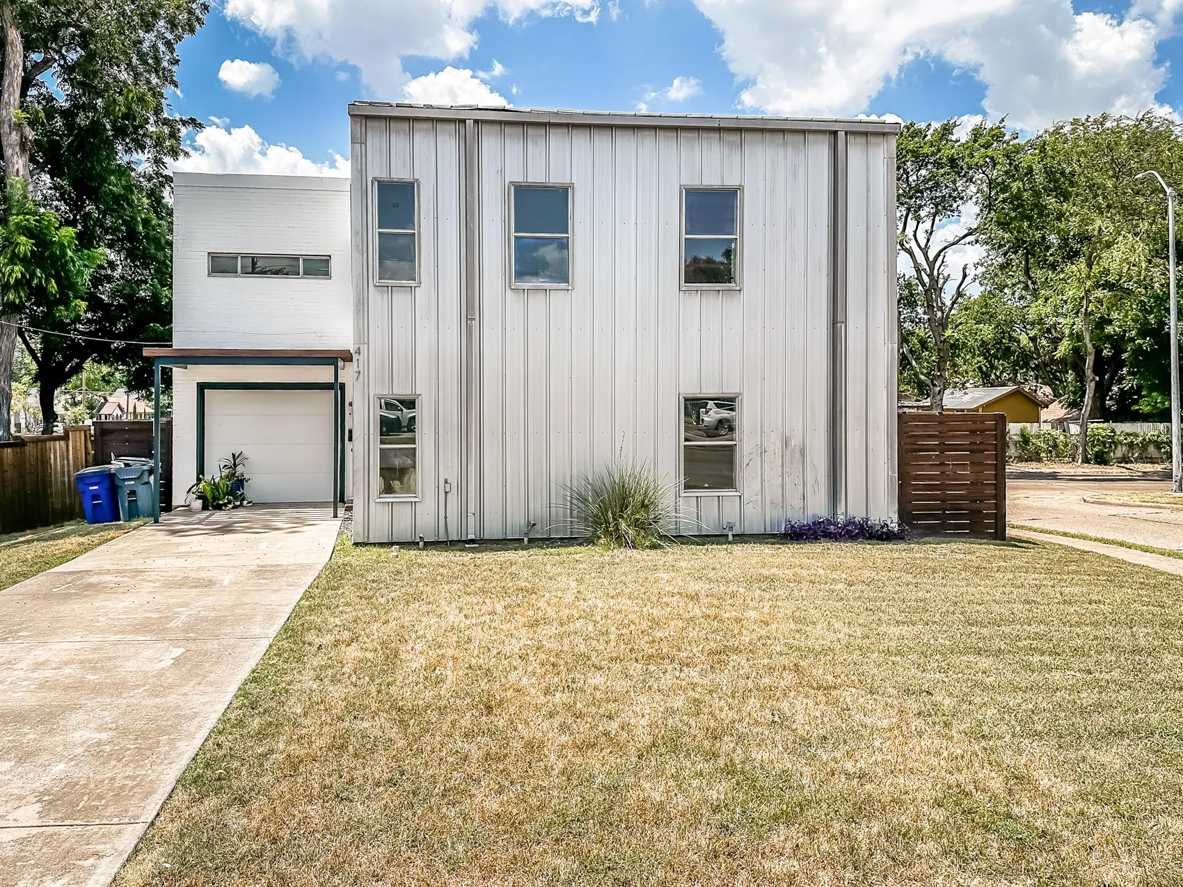 Single Family Residence For Rent in Dallas County , 417 S Beacon Street, Dallas, Texas 75223, 3 Bedroom, 2 Bathroom, Garage spaces, 1,656 Sqft, built in 2004, mls#21307861, Real Estate Agent in Dallas, Homes For Rent in Dallas county, Homes For Rent in Dallas, Realtor in Dallas Texas, Real Estate Brokerage Independent Realty Texas, Luminita Cordes Realtor