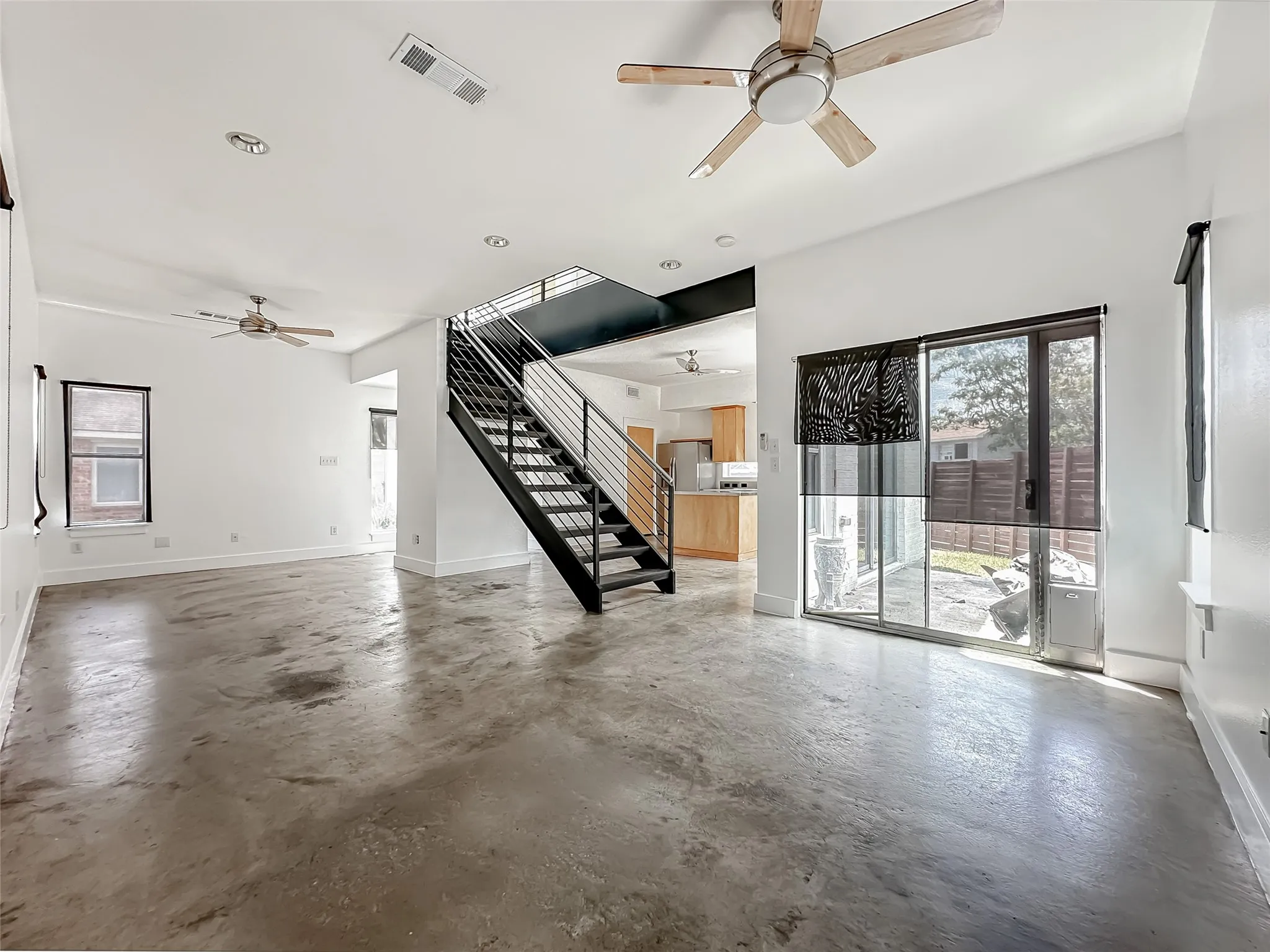 Single Family Residence For Rent in Dallas County , 417 S Beacon Street, Dallas, Texas 75223, 3 Bedroom, 2 Bathroom, Garage spaces, 1,656 Sqft, built in 2004, mls#21307861, Real Estate Agent in Dallas, Homes For Rent in Dallas county, Homes For Rent in Dallas, Realtor in Dallas Texas, Real Estate Brokerage Independent Realty Texas, Luminita Cordes Realtor